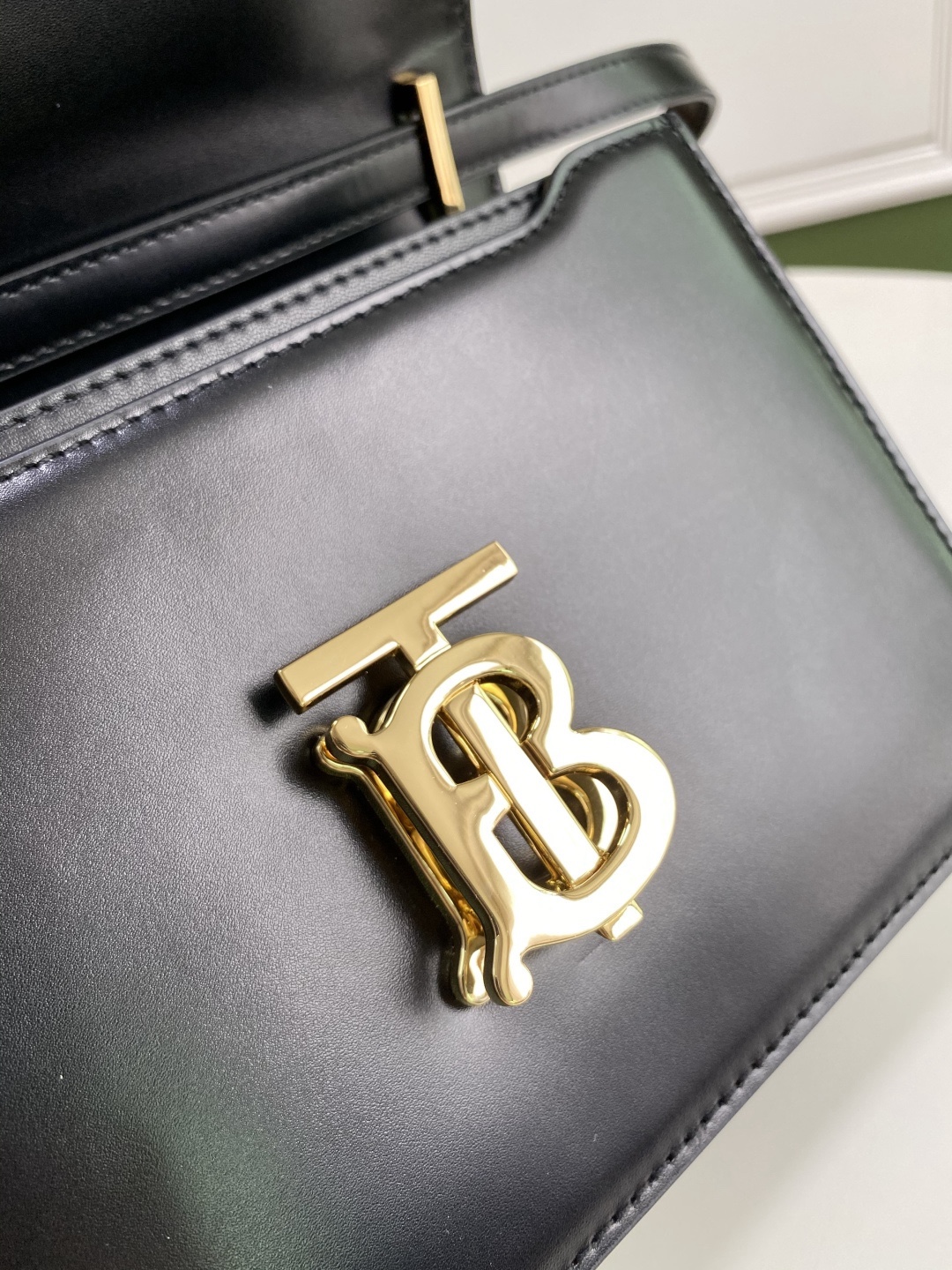 B家火爆🔥TB系列 “KINGDOM 王者之都” 簡潔利落的包身線條，質感和美貌度都超級感人，不經意的高級 ~ 金色標誌配著亮澤牛皮簡直復古至極 
這枚不爛大街 有辨識度 質感好 易搭配寶寶們喜歡嗎？😽
21 x 6 x 16cm🌟3311