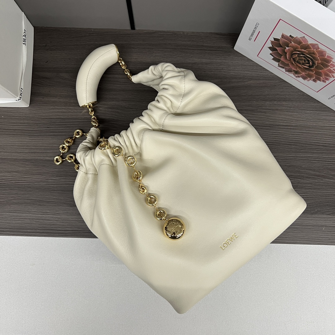 LO℮w℮🌟小號🆕納帕羊皮Squeeze手袋👜一款精緻而柔美的全新手袋，採用觸感柔軟的納帕皮革製成。這款順手藝是傳統工藝、創新研究和獨特設計的傑作，具備令人驚訝的輕盈褶皺包身、可調節甜甜圈鏈條和觸感柔軟的提手。此小號版本採用納帕羊皮革打造。*可肩背、斜挎或手提*可調節鏈條肩帶，搭配Anagram攜刻鵝卵石，附加額外鏈條，可進一步延長肩帶*磁扣開合*內部拉鍊口袋*無襯里*lo*ewe燙金或燙銀。
size：29*10.5*24CM
型號：652329 全鋼五金（配全套包裝）