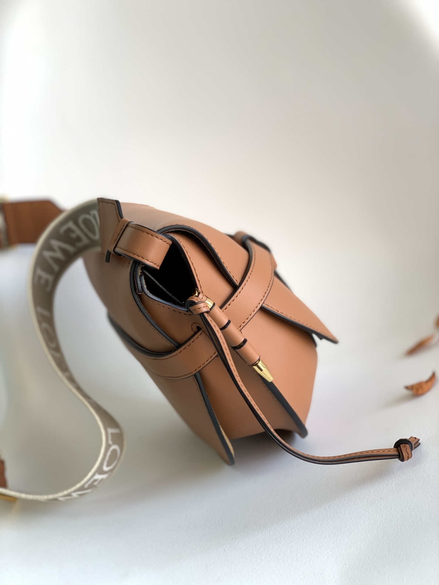 L⊚℮w℮🌟 🔥全新小號Gate到貨👏
羅家新版logo繡花編織寬肩帶馬鞍包👍包身採用柔軟牛皮革精制而成💋可拆卸肩帶*單肩、斜挎、腰包、胸口懸掛💋性感垂墜皮革條和蝴蝶結前束*帶品牌精緻logo 的子彈頭式黃銅插鞘*小牛皮包身、內部是麂皮、兩個隔層，一個卡袋！磁扣吸合設計，細膩平面牛皮搭配內里磨砂皮💋
size:20*19*11.5 cm  型號：011821  
配全套包裝