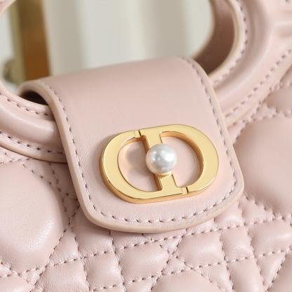 原廠級 粉色鏈條手袋
這款 Dior Jolie Top Handle 迷你鏈條手袋是二零二六早春成衣系列新品，呈現出優雅精緻的設計。採用黑色羊皮革精心製作，飾以藤格紋，翻蓋點綴以金色飾面金屬 CD 標誌和白色樹脂珠飾。內設一個隔層，可收納各種日常用品。搭配雙頂部手柄和可調節、可拆卸 CD 鏈條肩帶，肩帶由皮革帶和 CD 鏈環組成，飾以白色樹脂珠飾，可舒適手提、肩背或斜挎，可與日常或晚裝造型搭配。
