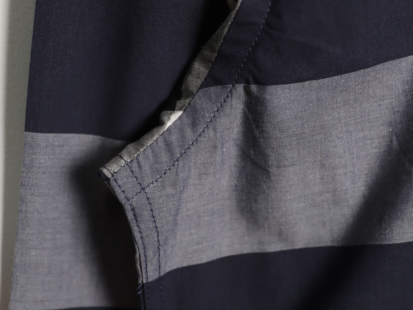 Burberry/巴寶莉 經典大格紋棉質襯衫
定制原版一致80支精梳棉單線紗，紗線全部訂染，最終確定織法，
無論是格型大小線條粗細均達到Y版水平並且布料沒有尾斜現象，
紅外線裁剪對條對格單件裁，保證大貨品質，
定制塔羅貝油封噴漆扣子自然發亮（不同市場版都是樹脂扣），裁片、領子坐領 門邊 袖口 部位加了燙薄，
全部要對格對位出成品，紅外激光定位對格取位，
每個獨立的尺碼都是定位裁片，前幅，口袋，袖子等部位都是對格對位的，
工序複製，費時費料，經典簡單氣質不失大牌，面料上身舒適柔軟卻又挺括有型，