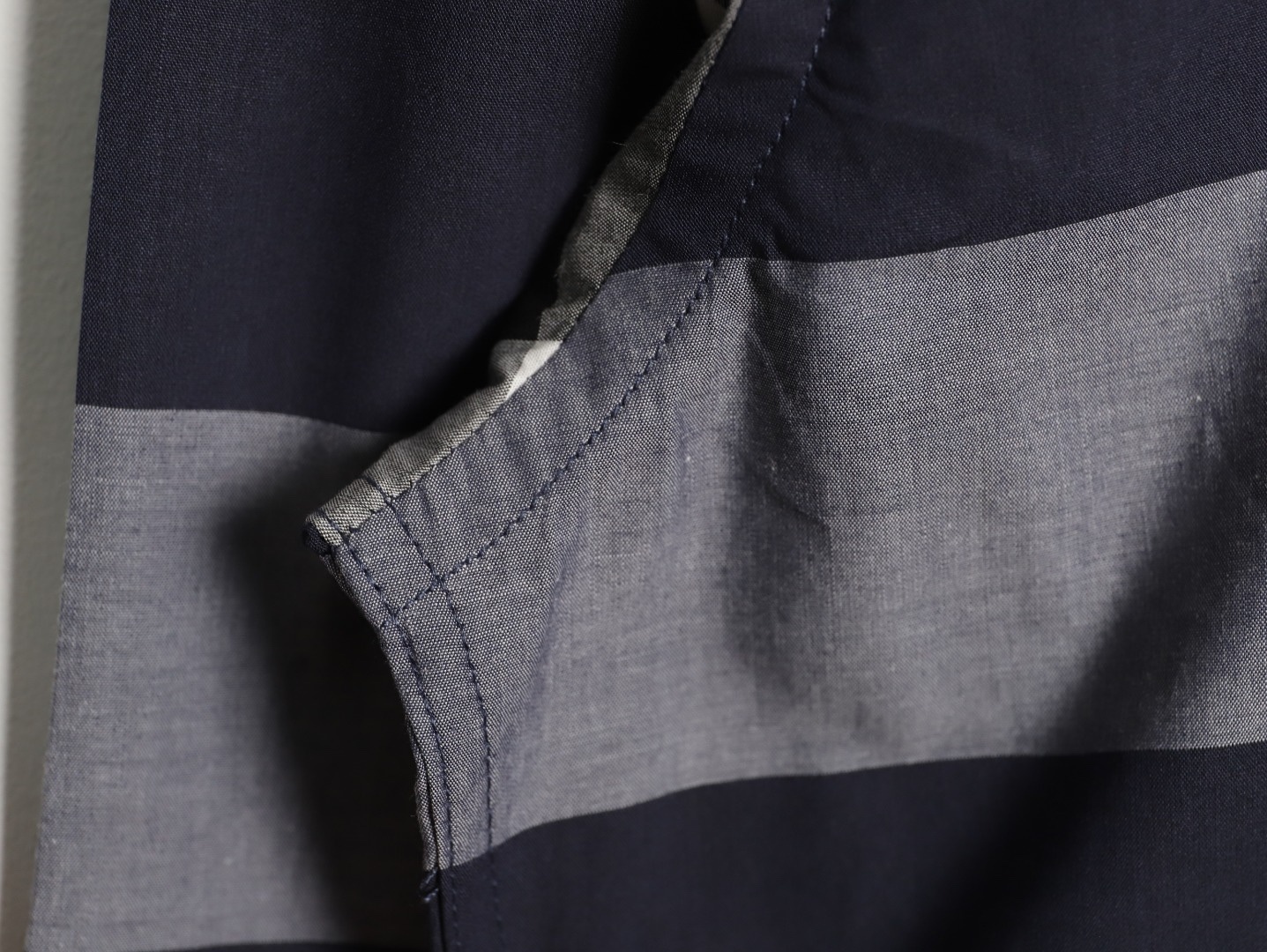 Burberry/巴寶莉 經典大格紋棉質襯衫
定制原版一致80支精梳棉單線紗，紗線全部訂染，最終確定織法，
無論是格型大小線條粗細均達到Y版水平並且布料沒有尾斜現象，
紅外線裁剪對條對格單件裁，保證大貨品質，
定制塔羅貝油封噴漆扣子自然發亮（不同市場版都是樹脂扣），裁片、領子坐領 門邊 袖口 部位加了燙薄，
全部要對格對位出成品，紅外激光定位對格取位，
每個獨立的尺碼都是定位裁片，前幅，口袋，袖子等部位都是對格對位的，
工序複製，費時費料，經典簡單氣質不失大牌，面料上身舒適柔軟卻又挺括有型，