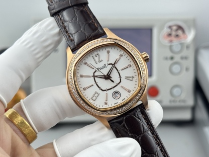 
熱賣款🔥🔥🔥！方形殼—在推出新面孔—更別緻—更有型—經典
品牌：伯爵(方正卓絕 精緻之作）爆賣款🎉🎉🎉
類型：精緻款男士腕表（卓越）有轉必賣
錶帶：真牛皮&316L錶帶（舒適）大氣磅礡
機芯：超頂級機械2824機芯（穩定）
材料：礦物質超強鏡面（耐磨）
大氣風範 無限渴望 特別創意 載譽上市
尺寸：直徑42mm厚10mm榮譽
新款上市！歡迎轉載！