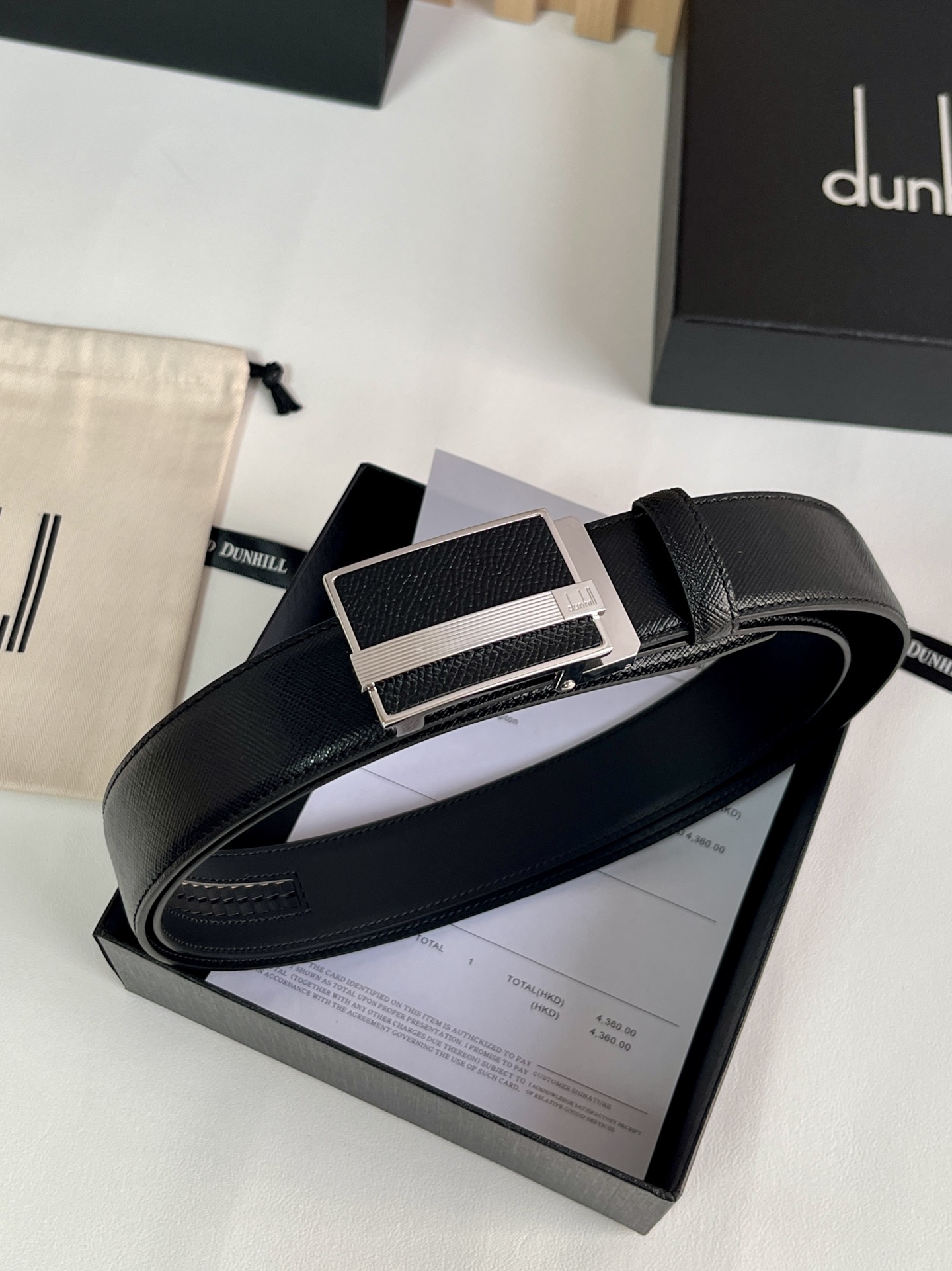 登喜路（Dunhill）是一家英國倫敦的男士奢侈品牌。皮帶以其精湛的工藝和經典的設計，成為男士配飾中的精品。皮帶的質感好、耐用性強，商務休閒百搭款！