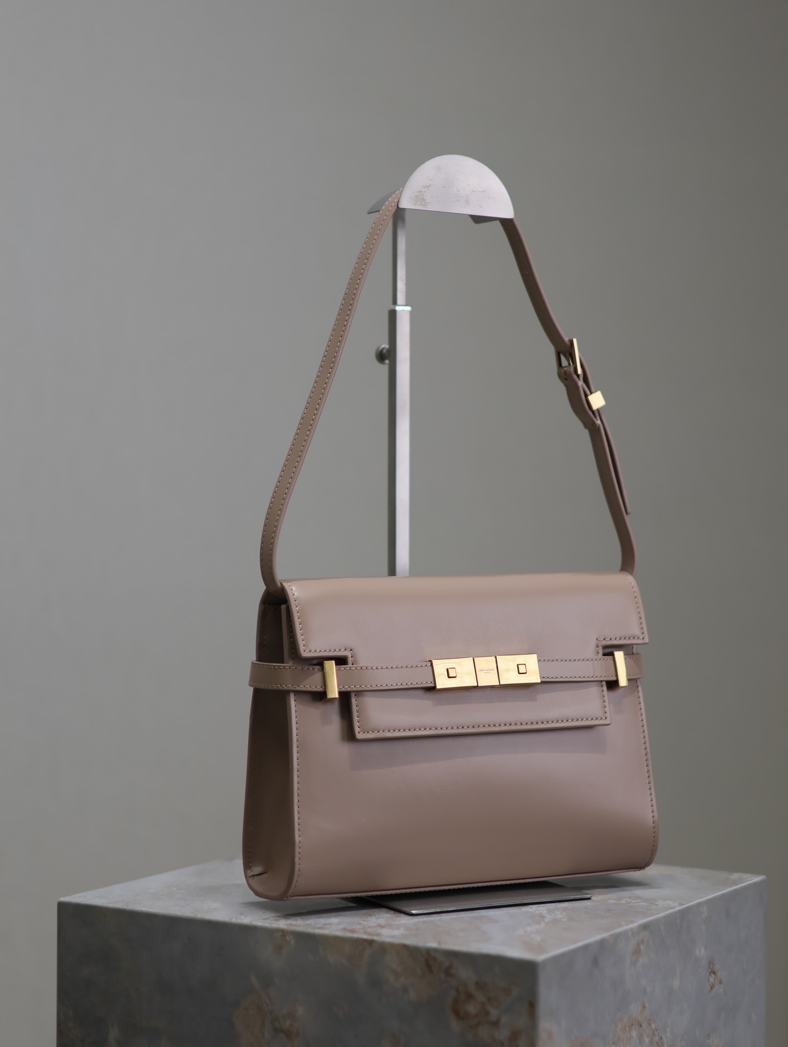 Manhattan_24cm
專櫃同步新款Manhattan法棍包小號24cm全新到貨！最新包型翻蓋曼哈頓法棍包，一改以往經典的logo，取而代之低調簡約的設計風格，它有點像H家的凱莉，很有復古的味道！商務➕休閒兩者結合，總結起來就是百搭！可以手拿，可以單肩或斜挎，一包多用，滿足了商務型女士，又滿足了小女生的休閒！精心挑選的原廠皮、完美的走線、精緻的五金讓整個包包都散髮出高級的味道！
型號：675626
尺寸：24x17.5x6cm