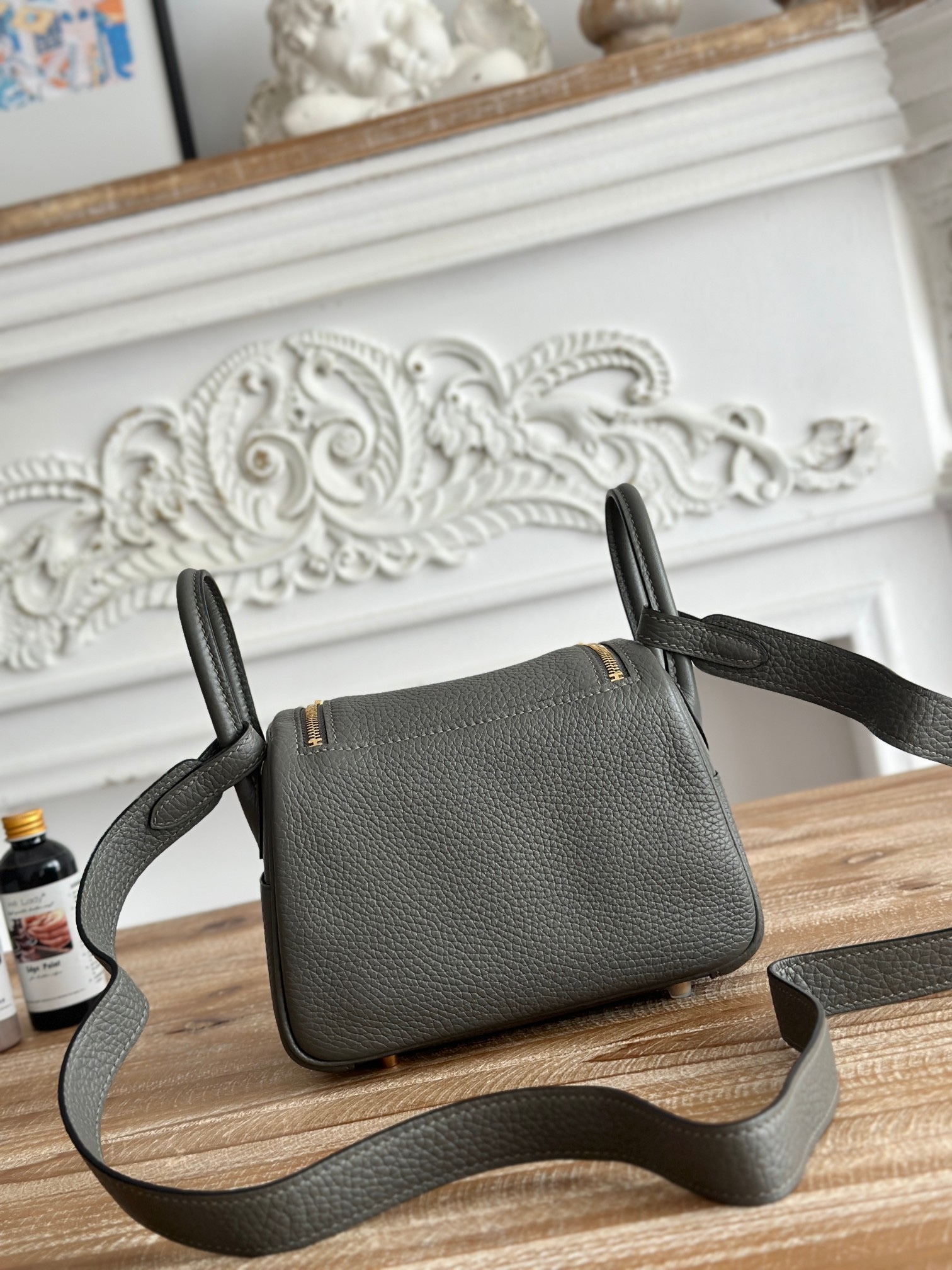 琳迪lindy 19cm	
Tc皮 蜜蠟線半手工縫製
lindy19保留了琳迪包所有細節的完整設計，側口袋、拉鍊等全部都是經典的設計√
這只小可愛暴擊了多少人的少女心