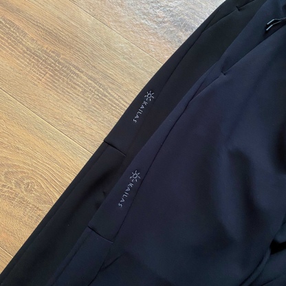 凱樂石Kaillas春秋季新款男士休閒運動長褲！經典時尚款，客供純棉針織空氣層面料，柔軟舒適！小標logo刺繡，精緻飽滿，兩側拉鍊口袋，套結加固，腰部鬆緊抽繩，做工細節都非常不錯，上身效果一級棒，喜歡的兄弟不要錯過！