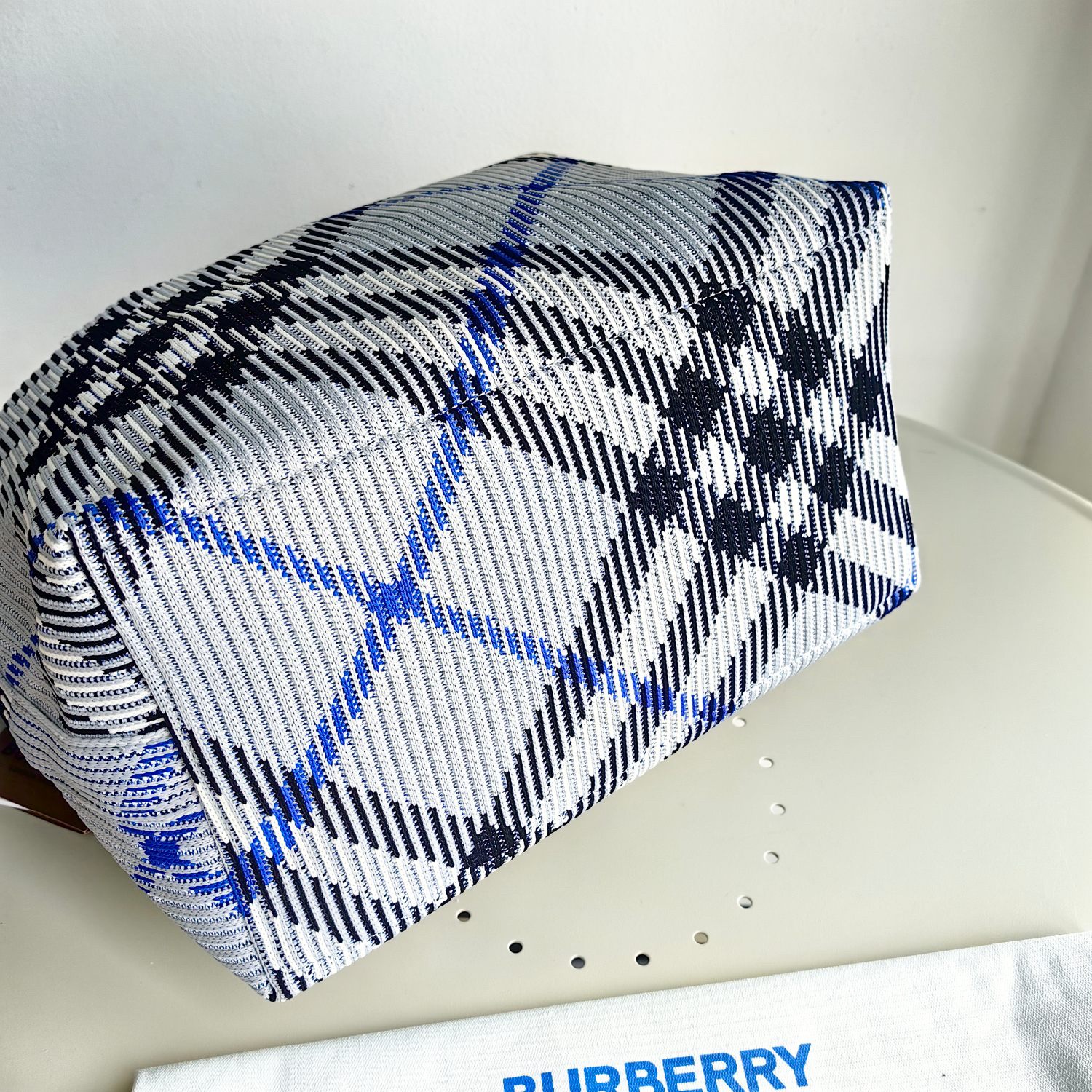 柔軟立挺包款，於意大利針織打造，裝飾 Burberry 格紋。質地輕盈，採用無內襯設計；衣夾造型掛扣鐫刻 Burberry 徽標，可輕鬆固定弧形頂部提柄。
– 拉鍊開合
– 拉絲金屬配件
– 衣夾掛扣鐫刻 Burberry 字母徽標
尺寸– 28 x 16.5 x 33.5cm