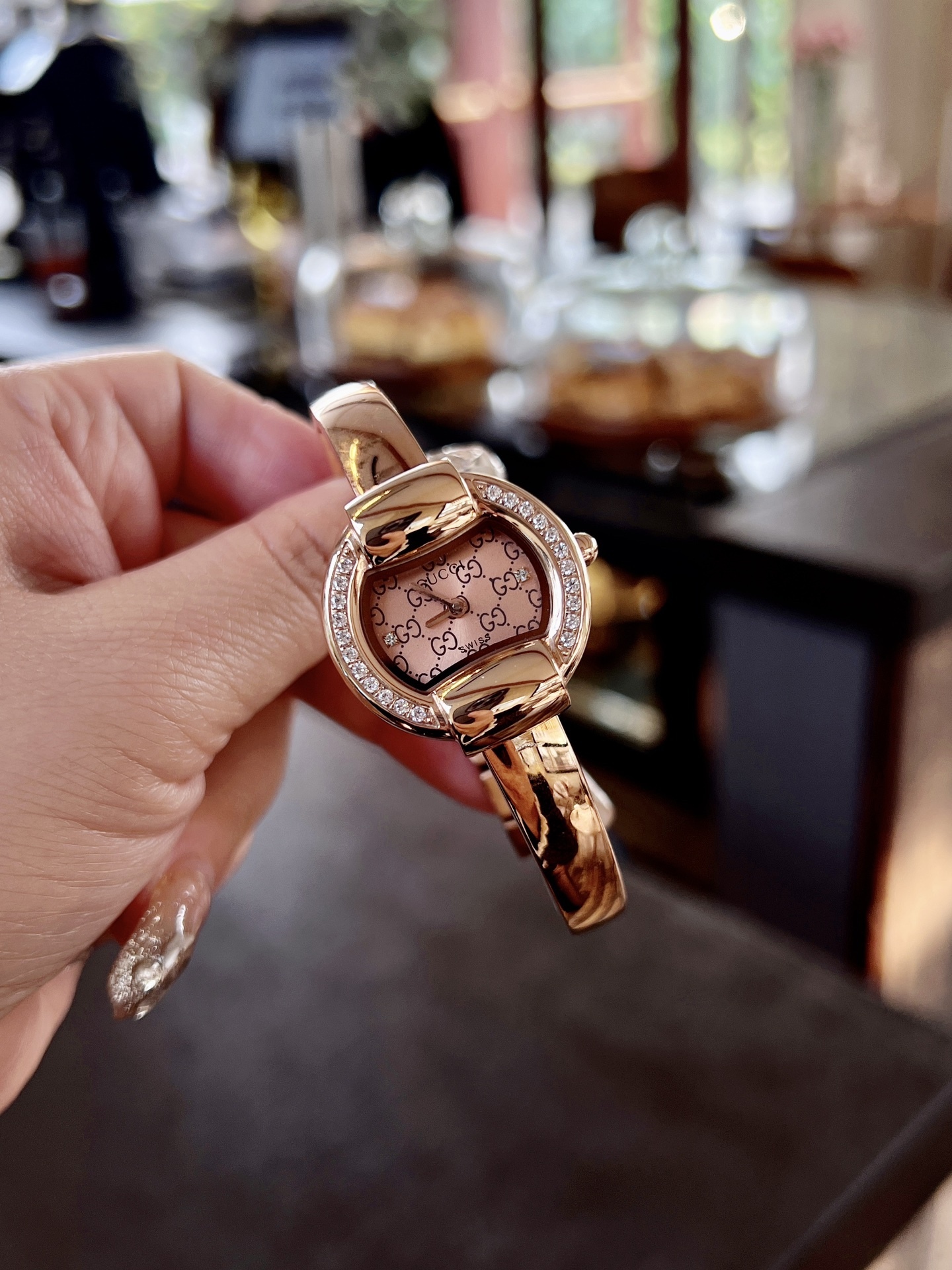 古馳
Gucci 瑞士日內瓦最新限量款升級版到貨（後蓋全新加重處理，重做原裝對版鑲鑽字面。字面鑲嵌八箭八星兩個閃亮的鋯鑽石💎，細節誠意滿滿💎區別以往老舊版本，歡迎品鑒👏👏），表徑25mm，厚度7.5mm，藍寶石玻璃，表面把頭都有經典雙G logo設計元素，非常經典，適合小手腕佩戴，小巧玲瓏，溫婉細膩