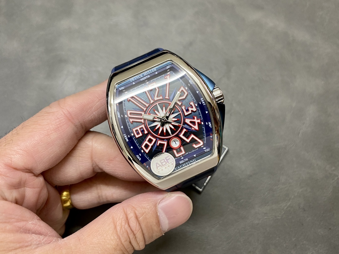 全新 V45 遊艇新款原版復刻鋼帶全新款 
ABF 法蘭克穆勒 最新款獨家定製版 Vanguard腕表 V45 CRAZY HOUR 瘋狂時間系列 比特幣特別限量版 
打破常規 將12個Art Deco式的阿拉伯數字整齊排列 定製版CZ02自動機械機芯 加裝了原先沒有的大秒針 行雲流水 更具時鐘特色 100%原版視覺效果 高級批花時針相隔4個小時 按時間順序跳躍 
原版開模1:1高端定制 三明治表殼結構 配件可以與原版通用 表殼尺寸 44*53.7mm 錶盤和皇冠使這款腕表的運動優雅和獨特美感得到了最終