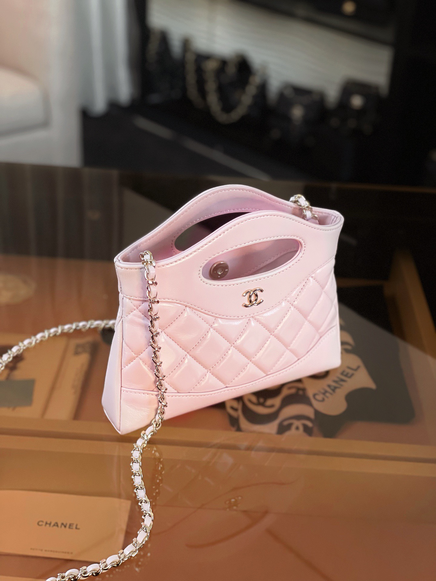 特▪️級鋼 大H實拍
全新到貨🆕𝗖𝗵𝗮𝗻𝗲𝟭 𝟮𝟓𝐏 羊皮系列
𝟥𝟣𝖡𝖺𝗀 𝖭𝖺𝗇𝗈 淺粉

𝟐𝟓𝐏橫版𝟥𝟣𝗆𝗂𝗇𝗂可愛無敵𝖦𝖾𝗍❕
“包王”經典再現巧妙設計🪄
滿足了時髦精的在所期待啦…
軟萌感讓我毫無抵抗力〰️

五金：厚鍍𝟣𝟦𝖪淡金
皮料:   金標𝗓𝗉原廠小羊皮
尺寸：𝟣𝟩.𝟧*𝟤𝟢.𝟧*𝟥.𝟧 𝖼𝗆
3656