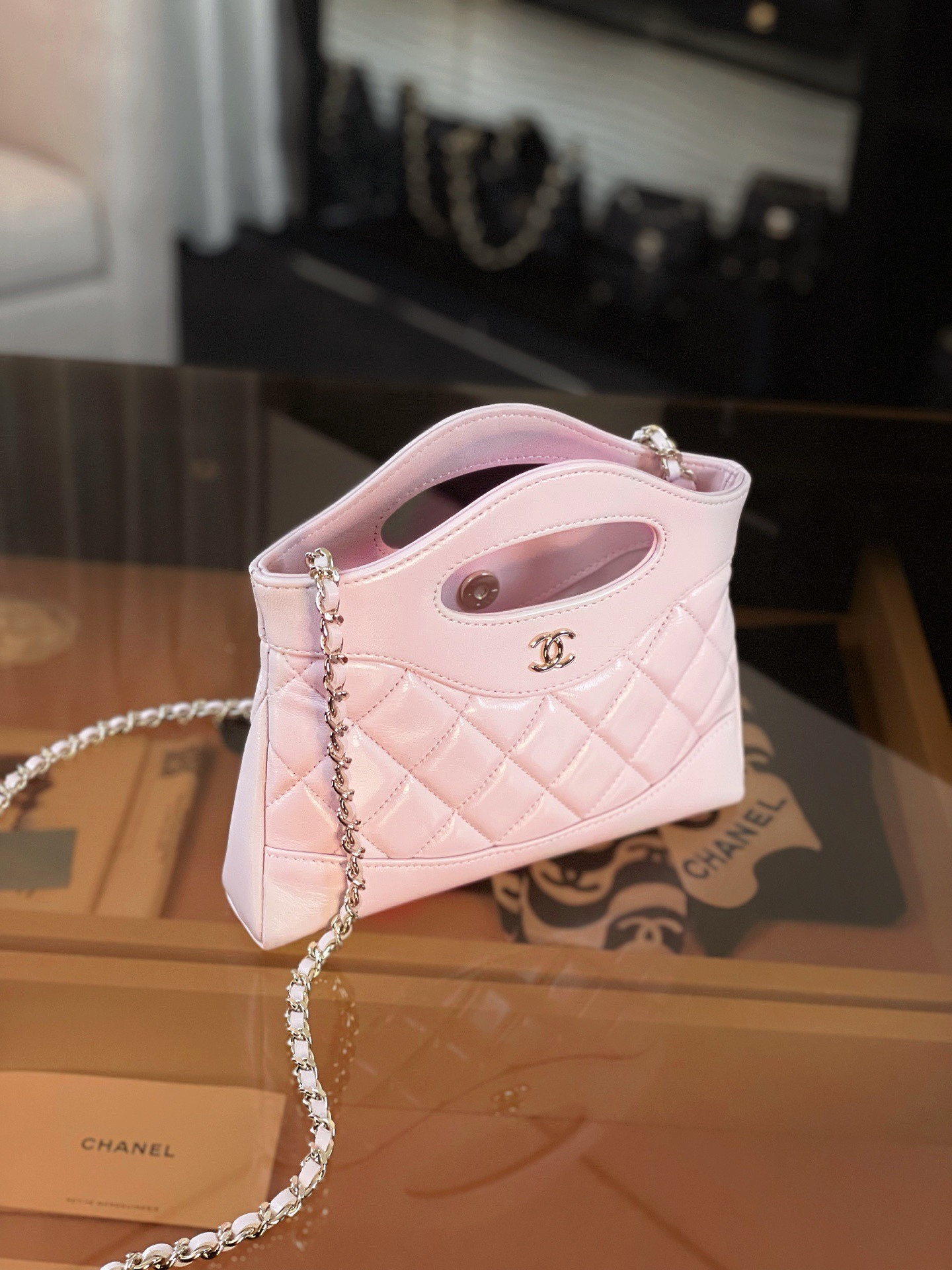 特▪️級鋼 大H實拍
全新到貨🆕𝗖𝗵𝗮𝗻𝗲𝟭 𝟮𝟓𝐏 羊皮系列
𝟥𝟣𝖡𝖺𝗀 𝖭𝖺𝗇𝗈 淺粉

𝟐𝟓𝐏橫版𝟥𝟣𝗆𝗂𝗇𝗂可愛無敵𝖦𝖾𝗍❕
“包王”經典再現巧妙設計🪄
滿足了時髦精的在所期待啦…
軟萌感讓我毫無抵抗力〰️

五金：厚鍍𝟣𝟦𝖪淡金
皮料:   金標𝗓𝗉原廠小羊皮
尺寸：𝟣𝟩.𝟧*𝟤𝟢.𝟧*𝟥.𝟧 𝖼𝗆
3656