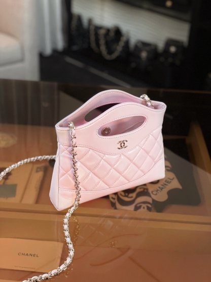 特▪️級鋼 大H實拍
全新到貨🆕𝗖𝗵𝗮𝗻𝗲𝟭 𝟮𝟓𝐏 羊皮系列
𝟥𝟣𝖡𝖺𝗀 𝖭𝖺𝗇𝗈 淺粉

𝟐𝟓𝐏橫版𝟥𝟣𝗆𝗂𝗇𝗂可愛無敵𝖦𝖾𝗍❕
“包王”經典再現巧妙設計🪄
滿足了時髦精的在所期待啦…
軟萌感讓我毫無抵抗力〰️

五金：厚鍍𝟣𝟦𝖪淡金
皮料:   金標𝗓𝗉原廠小羊皮
尺寸：𝟣𝟩.𝟧*𝟤𝟢.𝟧*𝟥.𝟧 𝖼𝗆
3656