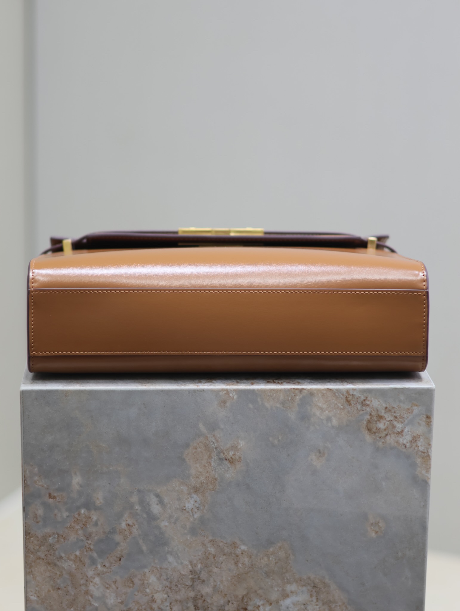 Manhattan_29cm
翻蓋曼哈頓法棍包，一改以往經典的logo，取而代之低調簡約的設計風格，它有點像H家的凱莉，很有復古的味道！商務➕休閒兩者結合，總結起來就是百搭！可以手拿，可以單肩或斜挎，一包多用，滿足了商務型女士，又滿足了小女生的休閒！精心挑選的意大利牙簽紋牛皮、完美的走線、精緻的五金讓整個包包都散髮出高級的味道！
型號：579271
尺寸：29x20.5x7cm