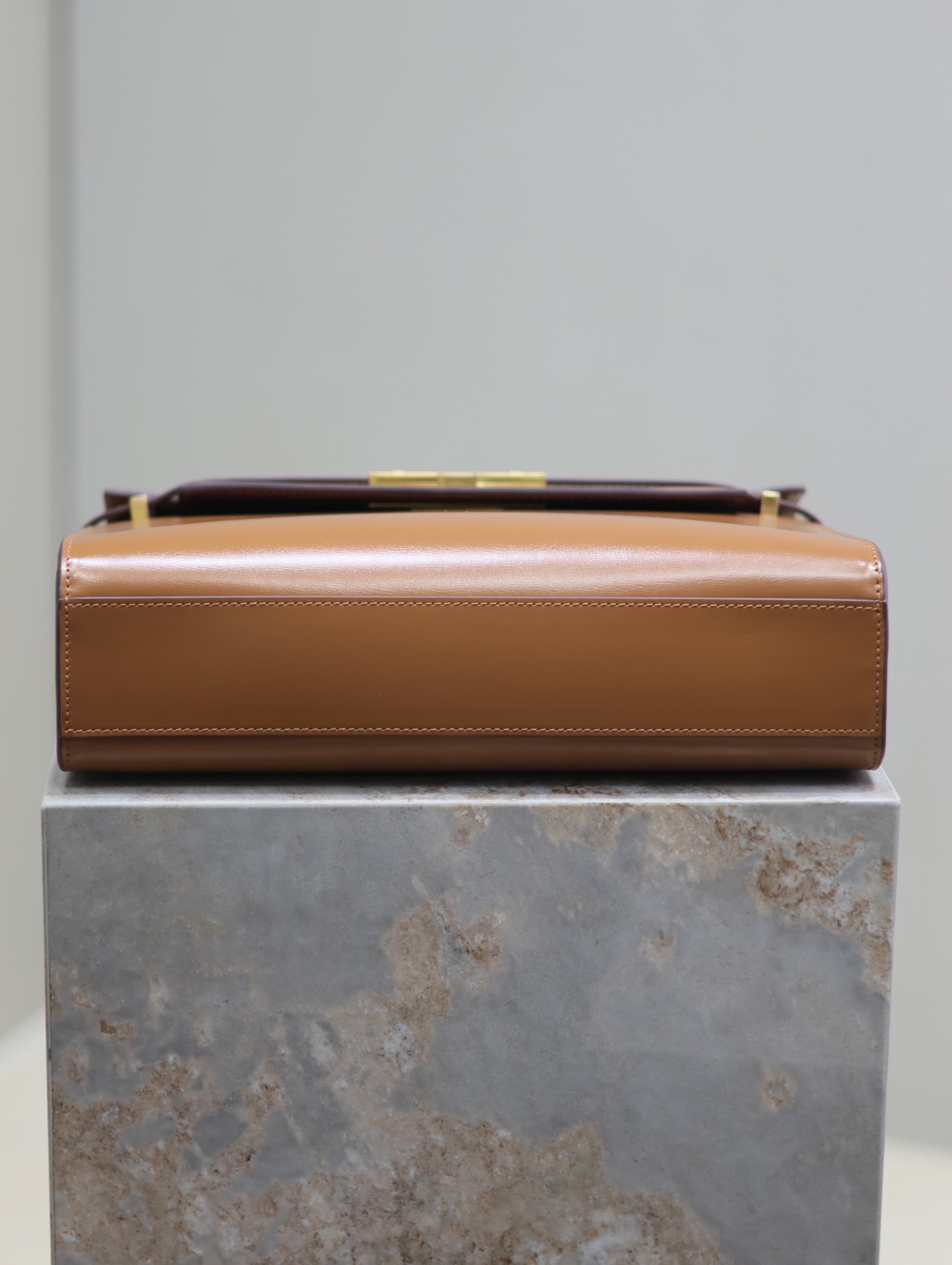 Manhattan_29cm
翻蓋曼哈頓法棍包，一改以往經典的logo，取而代之低調簡約的設計風格，它有點像H家的凱莉，很有復古的味道！商務➕休閒兩者結合，總結起來就是百搭！可以手拿，可以單肩或斜挎，一包多用，滿足了商務型女士，又滿足了小女生的休閒！精心挑選的意大利牙簽紋牛皮、完美的走線、精緻的五金讓整個包包都散髮出高級的味道！
型號：579271
尺寸：29x20.5x7cm