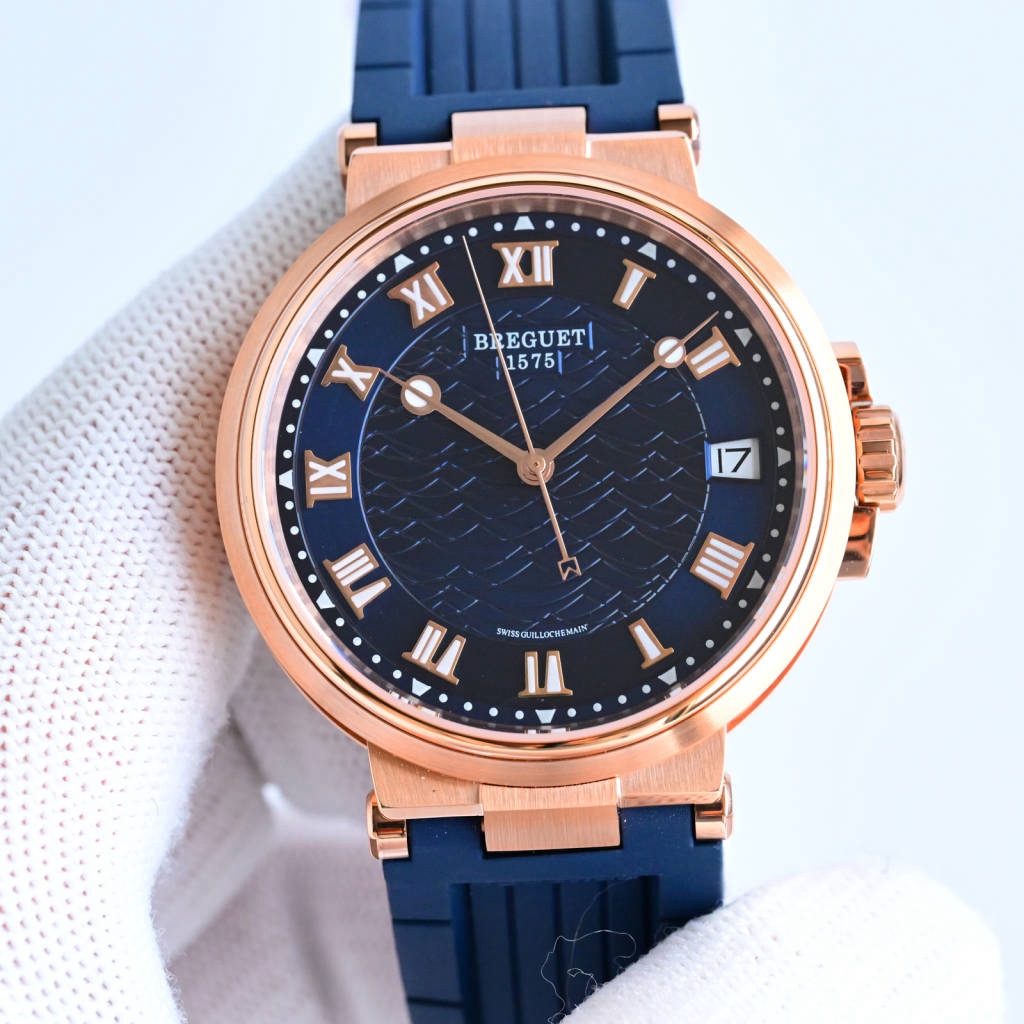 CF新品發佈會，寶璣-Breguet
航海MARINE航海系列5517款腕表，航海天文鐘的起源作品，“時計本是兵家利器”說的就是這款腕表，鐘錶界的巨作。工廠全面抄寫原裝數據，98%還原殼型字面，彰顯原裝優雅硬朗的氣質，原裝同款777A自動機械機芯，鐫刻獨立編號與寶璣先生簽名。直徑40毫米。正反均為藍寶石防刮玻璃，旋入式防水錶冠。實測防水深度100米。搭配飾有太陽放射紋錶盤，配裝進口天然橡膠錶帶，以零頭的價格給您帶來原裝超值體驗。