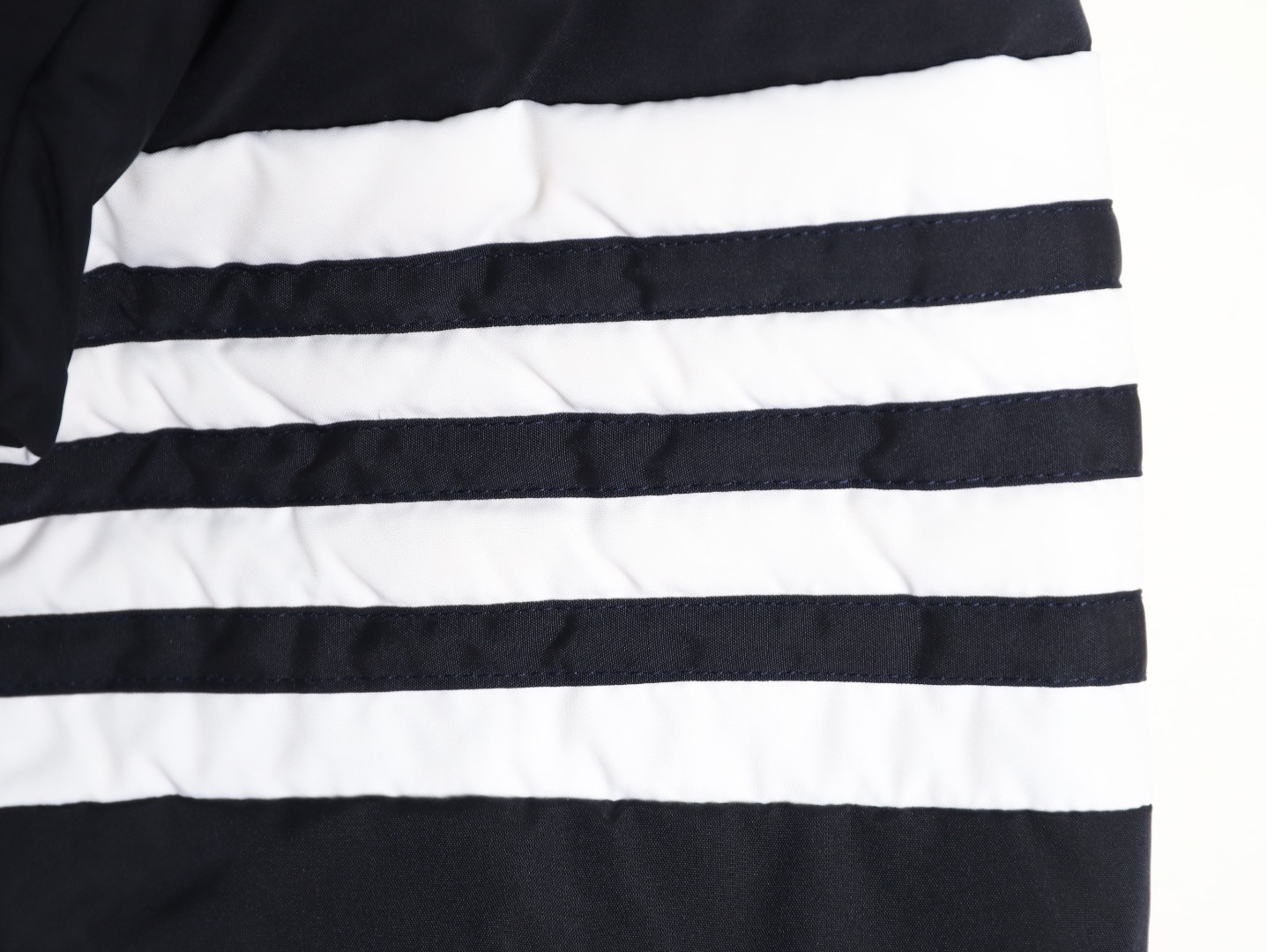 THOM BROWNE/湯姆布朗TB 四槓小狗長款羽絨服
採用進口90鴨絨填充 內外里加雙層內膽不會跑毛 高密度防風抗寒功能性面料 手感柔軟舒適  工藝更是精湛 嚴防鑽絨 採用國際先進的真空充絨技術 增加空氣隔層 不損傷羽線 能保持羽原有的柔軟性、彈性及手感 將羽絨的保暖性發揮到最佳！
N Size：S-M