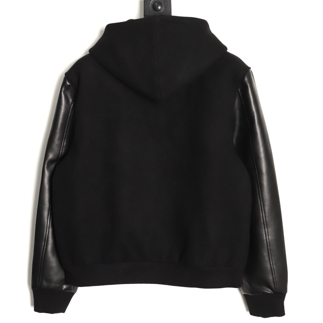 🔝CELINE賽琳CE 大C毛呢皮袖連帽外套
主體採用羊毛混紡面料，經特殊編織工藝打造，質地厚實而不失柔軟，呈現細膩的啞光光澤。羊毛纖維經過預縮處理，有效避免穿著後的變形與起球，同時保留天然的保暖性與透氣性。衣袖部分選用皮革，通過特殊處理賦予皮革細膩的粒面紋理與溫潤光澤，隨著穿著會逐漸形成獨特的使用痕跡，成為專屬的時光印記。內襯採用100%粘膠纖維，手感絲滑且垂墜感佳，與面料形成良好的內外呼應，提升穿著舒適度。
胸前C字貼飾採用毛巾繡工藝，以6mm粗細的紗線層層堆疊，形成飽滿的立體肌理。刺繡