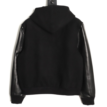 🔝CELINE賽琳CE 大C毛呢皮袖連帽外套
主體採用羊毛混紡面料，經特殊編織工藝打造，質地厚實而不失柔軟，呈現細膩的啞光光澤。羊毛纖維經過預縮處理，有效避免穿著後的變形與起球，同時保留天然的保暖性與透氣性。衣袖部分選用皮革，通過特殊處理賦予皮革細膩的粒面紋理與溫潤光澤，隨著穿著會逐漸形成獨特的使用痕跡，成為專屬的時光印記。內襯採用100%粘膠纖維，手感絲滑且垂墜感佳，與面料形成良好的內外呼應，提升穿著舒適度。
胸前C字貼飾採用毛巾繡工藝，以6mm粗細的紗線層層堆疊，形成飽滿的立體肌理。刺繡