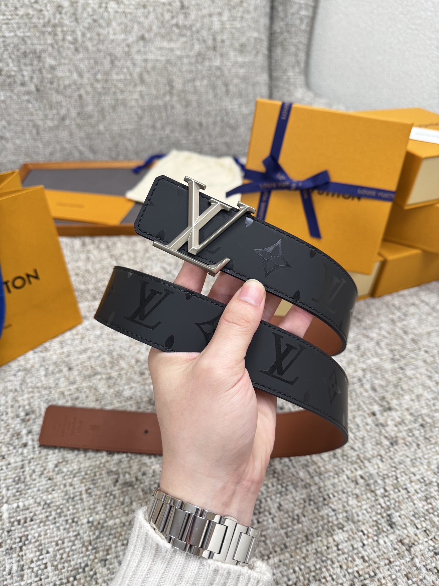 
Louis Vuitton LV腰带 丝印系列 原厂五金 精致手工绘边 柔软舒适 宽4.0