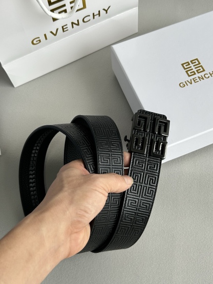 【紀梵希】新款男士 頭層小牛皮黑色壓花腰帶，內襯荔枝紋底，寬38毫米.搭配不鏽鋼經典4G自動扣.商務服裝造型的完美搭配。永恆經典！