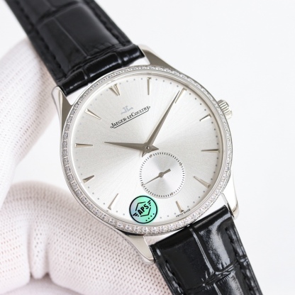 APS新品首發 積家大師系列1218420，傳統與現代的和諧樂章。Master Ultra Thin 超薄大師系列小秒針腕表精鋼款搭（直徑 39 毫米），內載896機芯。此自動上鏈機械機芯精准指示時、分、小秒。
1⃣全新大師系列兩針半採用原裝一致的896機新一比一開模
2⃣簡約精緻的錶盤採用立體式logo，錶盤搪瓷精緻而細膩，帶有標誌性的放射紋
3⃣指針與原裝一致採用陰陽針，一半拉絲一半拋光，錶帶採用進口小牛皮，一鍵式快拆錶帶表扣更加便捷