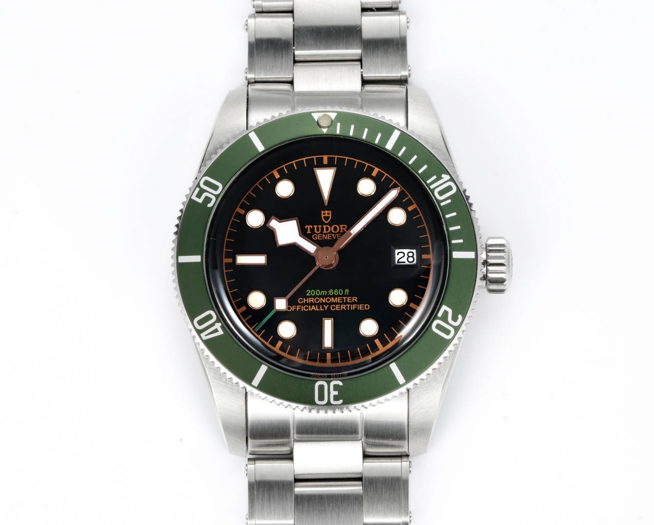 廠帝舵 TUDOR   碧灣系列對於帝舵來說，無疑是一個龐大的產品線，在今年推出了一隻全新的單色碧灣，以絕對的實力被認為是勞力士無歷黑水鬼的平替！今年推出的這只全新單色碧灣，也迎來了碧灣第三次制表科技和煥新美學風格上的革新。
1.新款碧灣迎來新的改革，升級夜光珠，而正品同步凹入式，搭配的是圓拱形藍寶石表鏡，更顯復古感📸 
2.腕表採用不鏽鋼材質打造表殼，經過精細的磨光與磨砂處理，呈現出獨特的質感和光澤度。同勞力士水鬼一樣，表殼採用41毫米尺寸，也是沿襲了“原版”碧灣的直徑，既適合日常佩戴，又能展現出腕