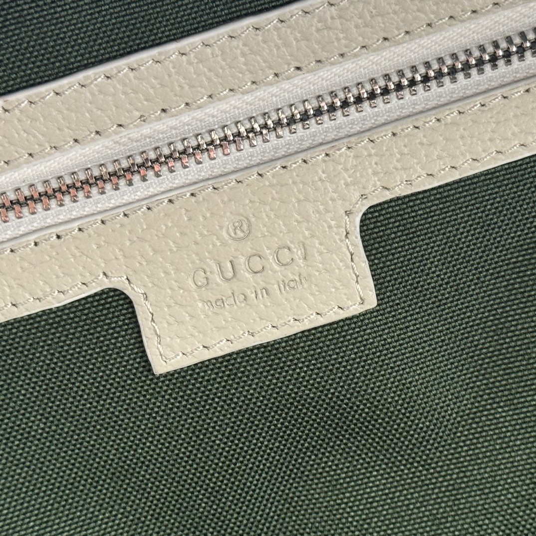 💋💋💋《配全套原廠專櫃包裝》【新品】Ophidia系列匠心選用白色配色，搭配經典廓形與新增功能性設計，甄選觸感柔軟的織物打造。這款背包以柔軟GG Supreme材質打造，匠心綴飾雙G標識和紅綠織帶細節。
