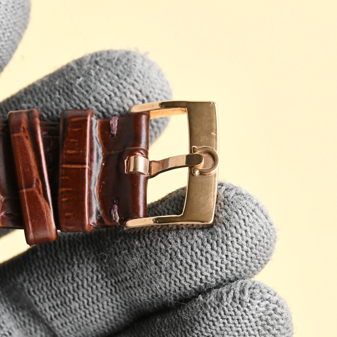 
玫瑰][玫瑰]🔥 最新款主推🔥 ，👍OMEGA -歐米茄-碟飛系列⌚市場競爭主力款  ️一直被模仿  從未被超越【見證時間！把握未來，你可以有】 採用316L鋼表殼，全新原裝進口8215機芯。(經測試0返修) 表徑40毫米，厚度10mm。動力儲存48小時. 採用意大利進口牛皮    莫氏9級藍寶石玻璃，耐磨防刮花  超強防水80米!匠心之作，必屬精品🔥大廠品質！歡迎轉載！