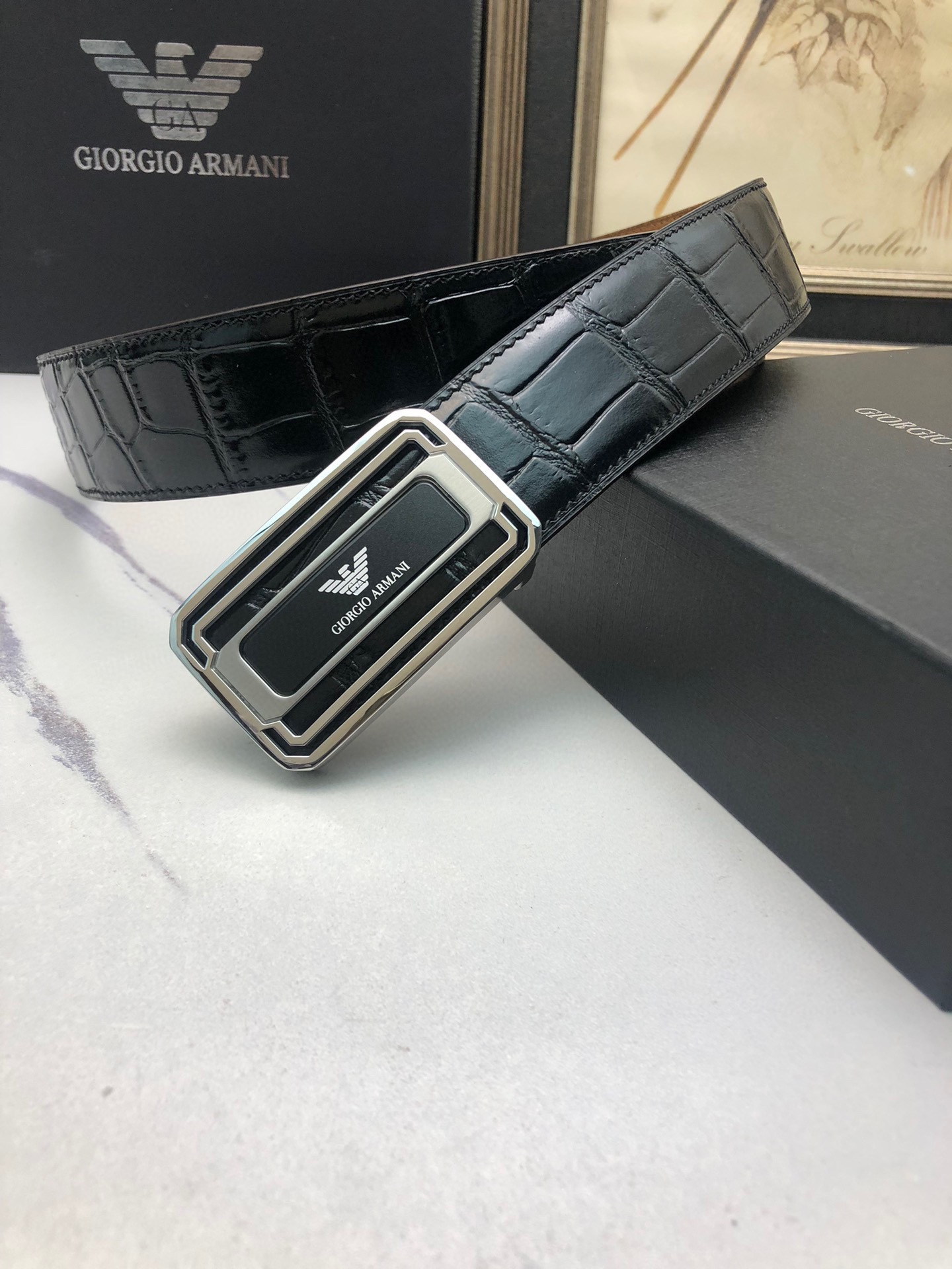 阿曼妮：原單頭層牛皮鰐魚花紋，內襯頭層鹿皮底，營造織紋外觀。飾以標誌原單扣。專櫃寬度4.0