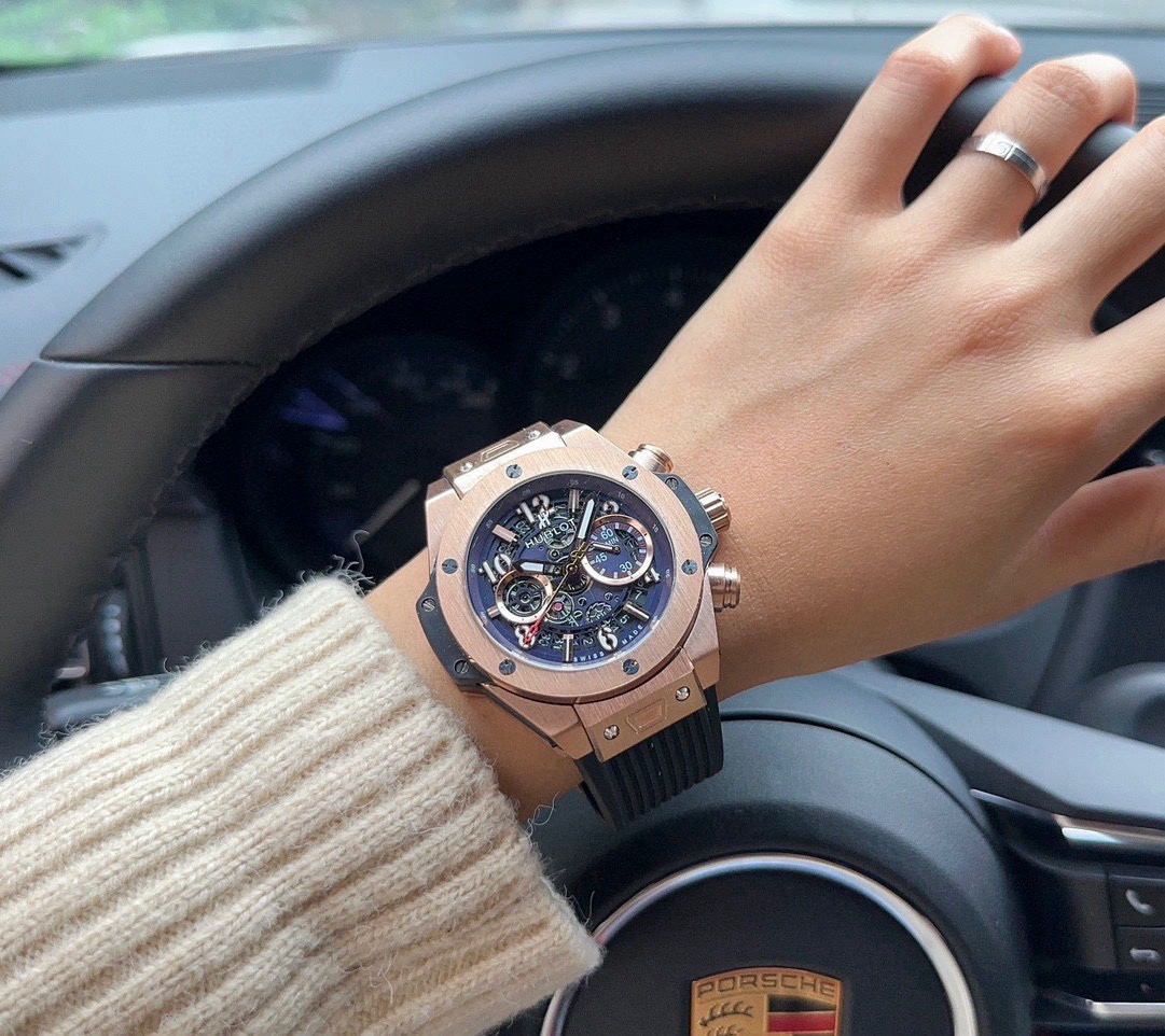 恆寶 Hublot精品男士腕表，勁爆鏤空設計，技藝精湛，獨具匠心，尊貴大氣，紳士風範。採用全自動機械機芯，頂級316精鋼表殼，天然橡膠錶帶，礦物質超強鏡面，尺寸43*13