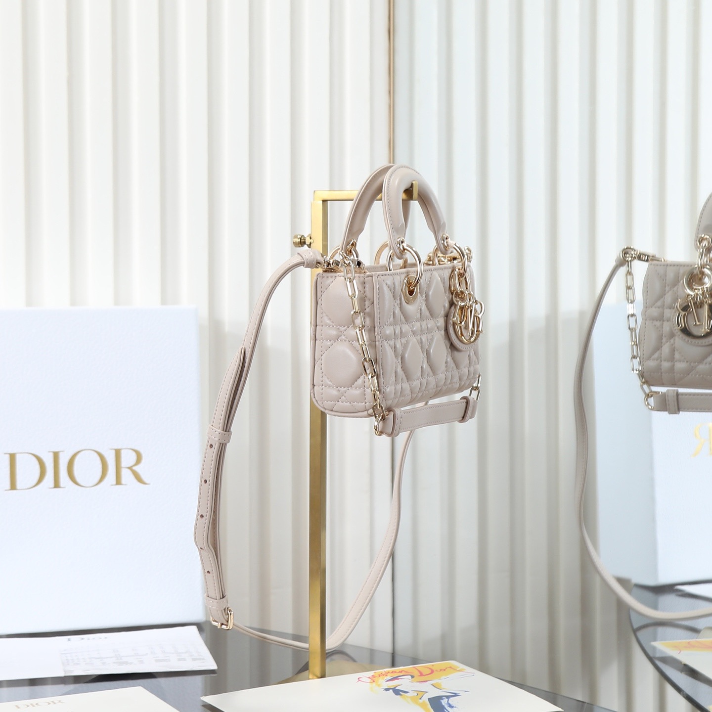 D-joy  原廠級別 

mini尺寸 米色現貨‼️

全新D-joy強勢回歸，最新mini號✔️大爆款的節奏🔥，包包自帶兩條肩帶，多種背法🙋🏻‍♀️，上身又美又颯，經典的菱格設計🥅，搭配柔軟的綿羊皮優雅又時尚🌿

size：16.5-6-10cm
