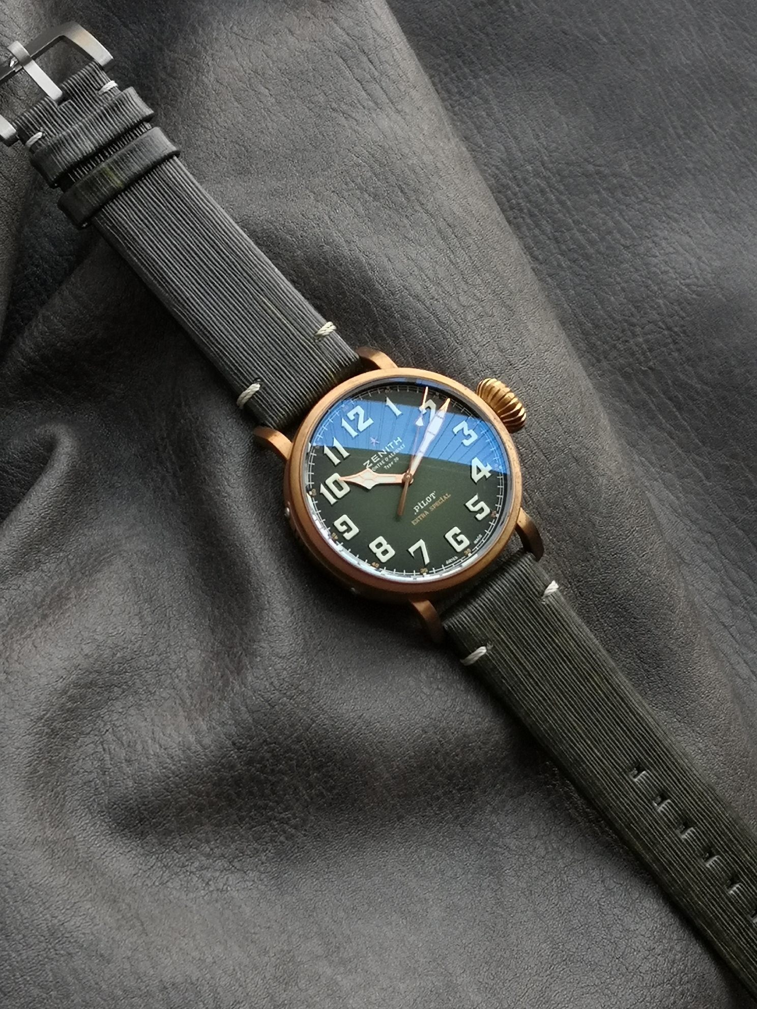 XF限量推薦：真力時飛行員系列29.2430.679/63.1001腕表，青銅表殼，卡其綠色錶盤，9015型自動機械，45毫米。