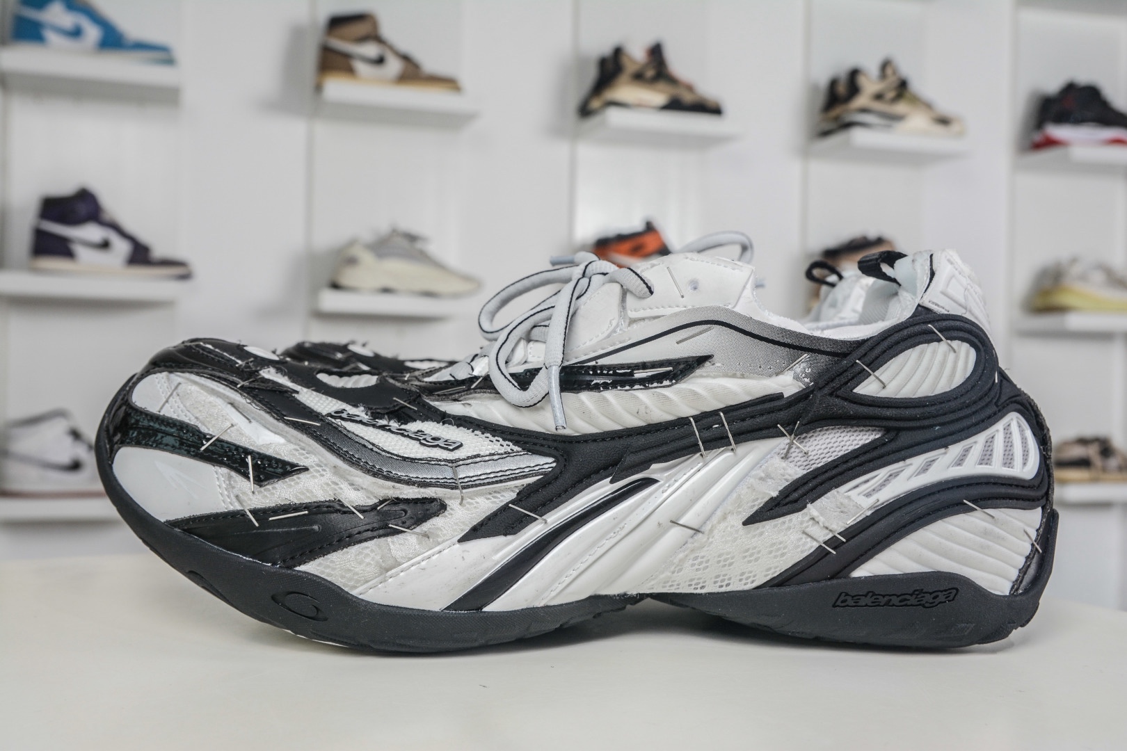 Balenciaga 巴黎世家 訂書釘 23代 Soleless 圓頭系帶 低幫 黑白色
貨號：841506 WOYX0 1910
尺碼： 39 40 41 42 43 44