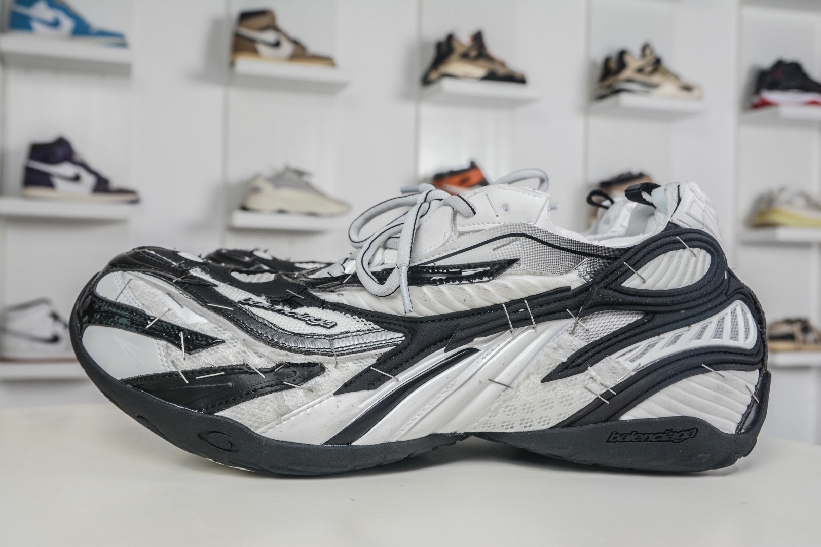 Balenciaga 巴黎世家 訂書釘 23代 Soleless 圓頭系帶 低幫 黑白色
貨號：841506 WOYX0 1910
尺碼： 39 40 41 42 43 44