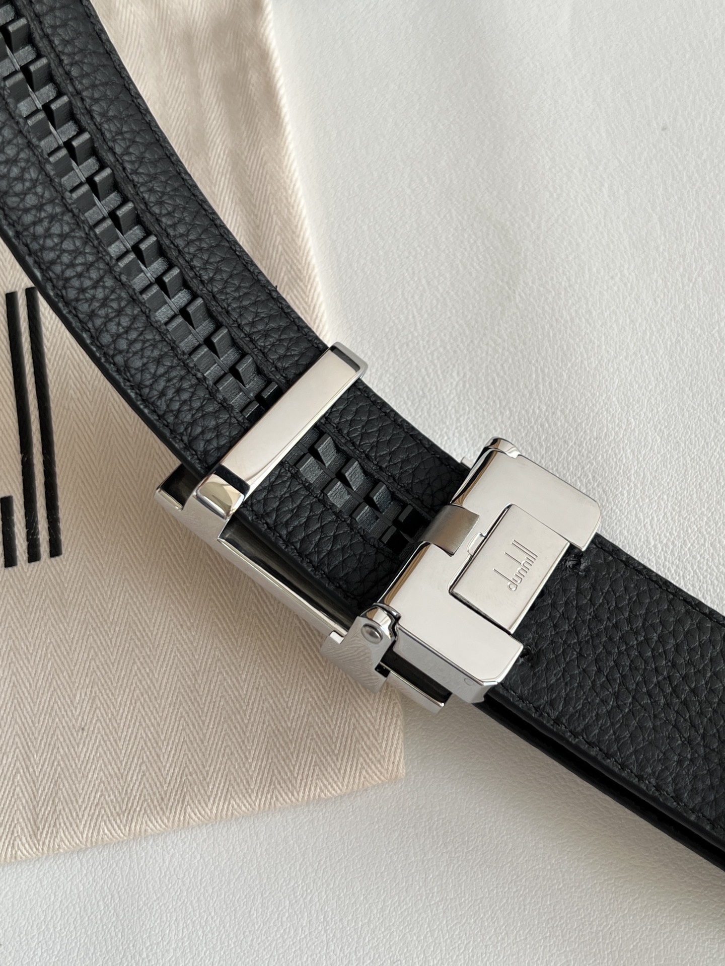 登喜路（Dunhill）是一家英國倫敦的男士奢侈品牌。皮帶以其精湛的工藝和經典的設計，成為男士配飾中的精品。皮帶的質感好、耐用性強，商務休閒百搭款！