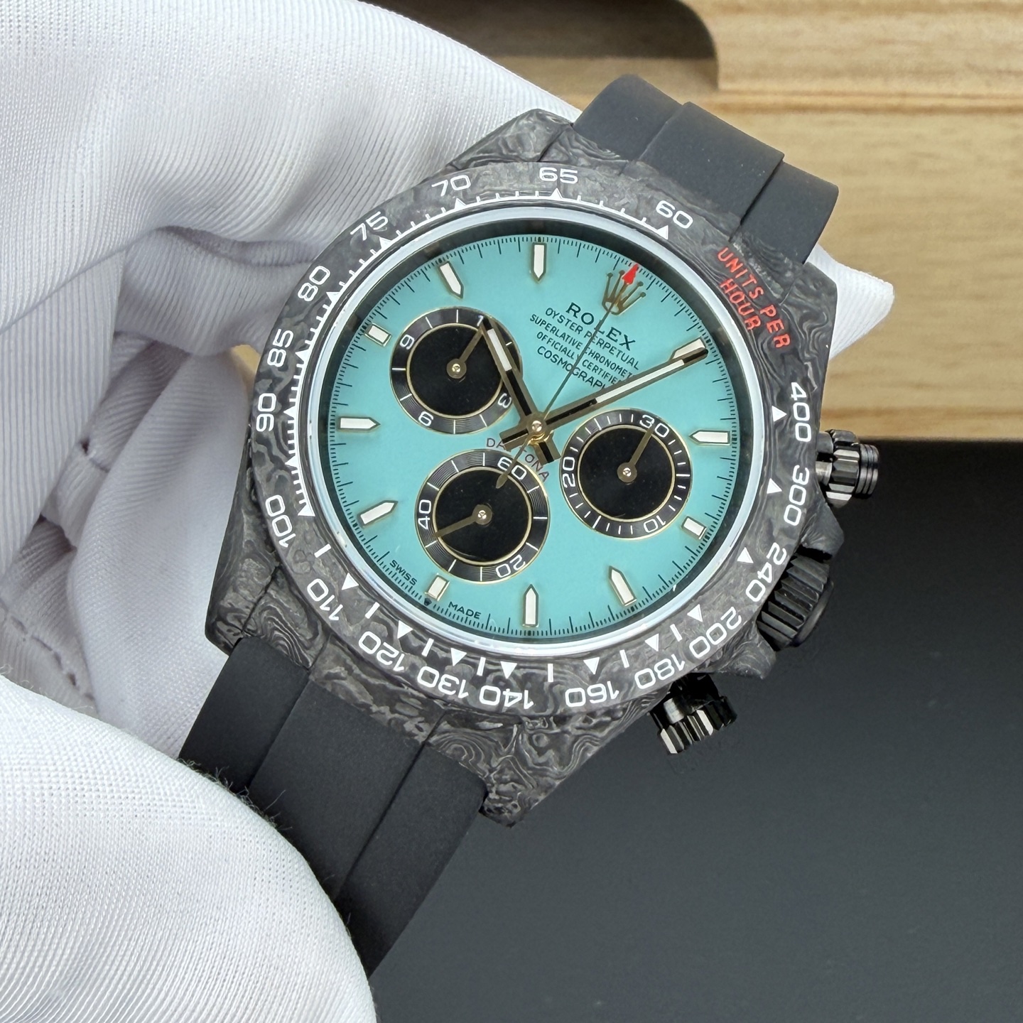 BLAKEN 頂配升級｜彩虹鑽·鉑金眼睛 4代迪通拿
BLAKEN Top Custom • Rainbow Diamond • Platinum Eye
Rolex Daytona 4th Gen 🔥
40mm 全碳纖維高端款｜實拍質感拉滿
Full Carbon Fiber • 40mm High-End Quality
✅ 72H Long Power Reserve
搭載4130一體機芯，72小時長續航，穩定耐用
✅ 魔術貼便攜式錶帶，佩戴方便快捷
Velcro portable strap
