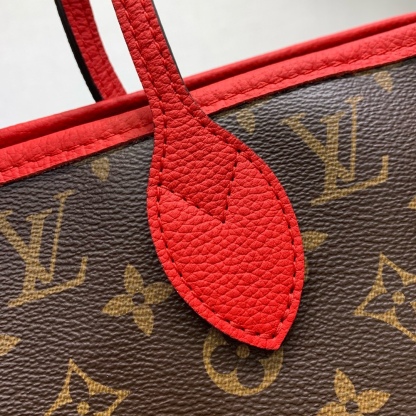 款號：M12708
        作為路易威登的經典設計之一，Neverfull Bandoulière Inside Out 中號手袋此次取材 Monogram 帆布和條紋織物，以雙面設計彰顯潮流新意。可拆卸肩帶方便斜挎，亦可通過側面鈎扣化身 Hobo 手袋。

28 x 14 x 31 釐米
(高 x 寬 x 長度)