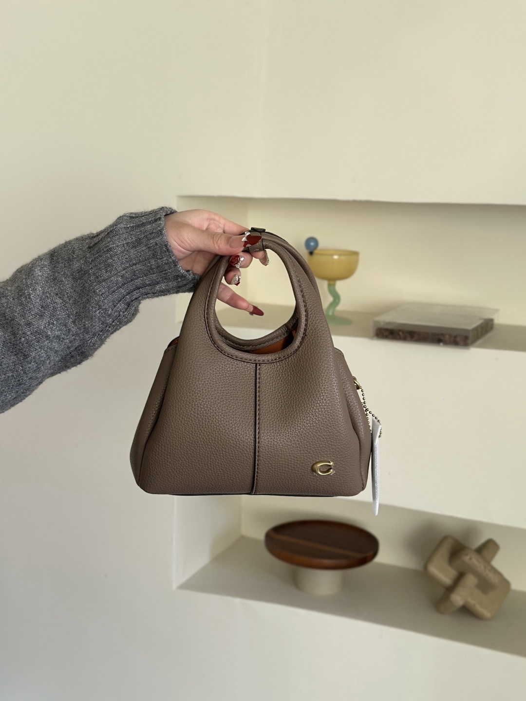 Coach新款首發🔥Lana19 mini號
尺寸：19✖️17cm
精緻小巧，簡約時尚
可手拎，可斜挎 ☑️小號 灰色
尺寸：19✖️17cm