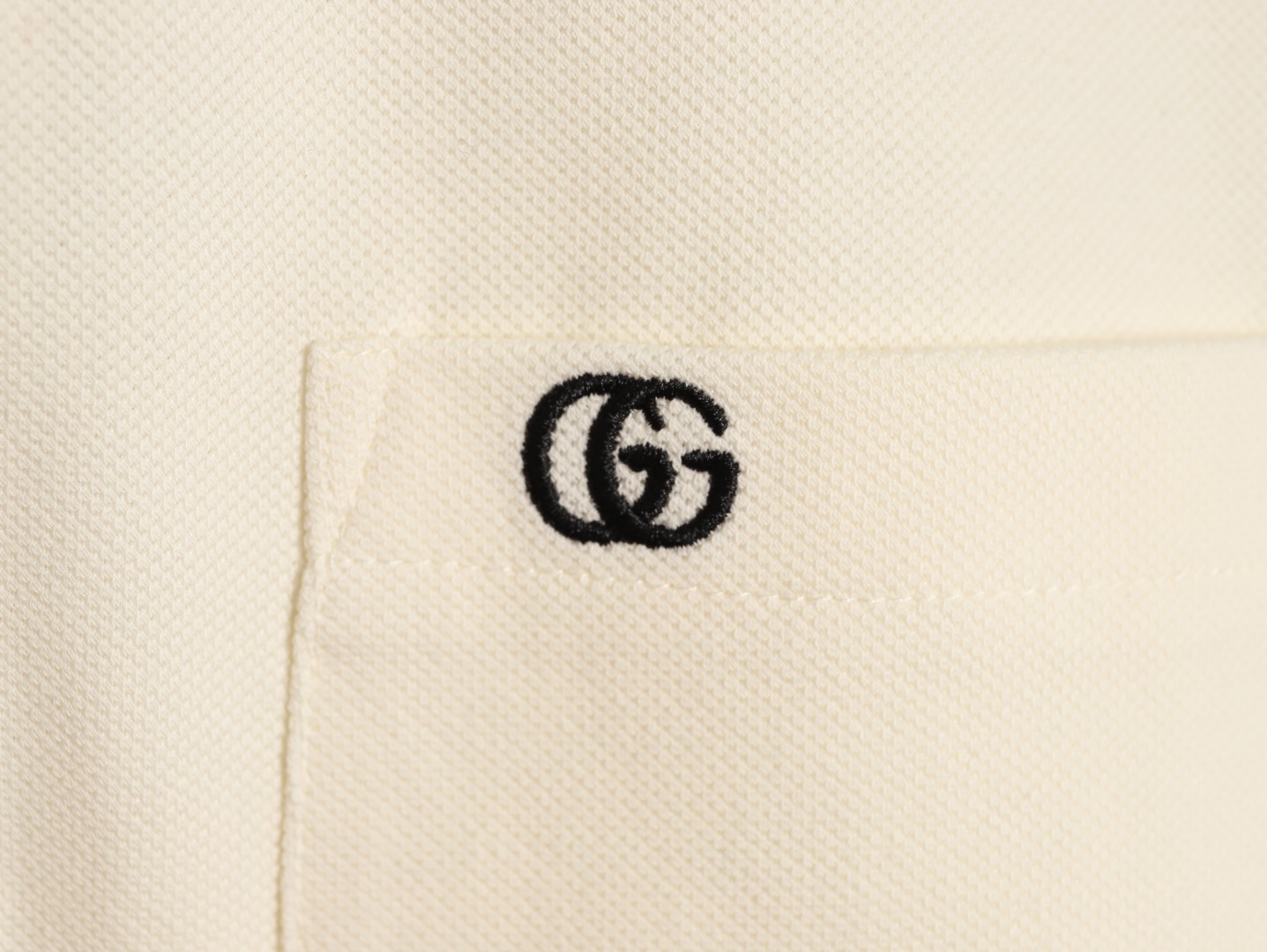 Gucci/古馳 24ss 胸口雙G刺繡Polo短袖
原品購入，採用60支雙股250克重棉氨混紡雙面珠地面料，條紋相間拼色衣領定為雙系統提花定織扁機製成。GG互扣刺繡圖案採用進口田島機器，榻榻米刺繡搭配挨針繡工藝，刺繡非常的飽滿，精細針法綿密，以榻榻米刺繡工藝打底，挨針繡描廓邊緣及字母繡花，層次清晰豐富立體。前胸無明線無散口雙層面筒，袖口縫盤螺紋同為扁機織造，採用TAJIMA進口機台加工，人工手縫領標開背領標帶防偽芯片，紐扣開模天然塔羅貝炭黑刻字牛角扣，三標輔料同步定 制。經典翻領設計