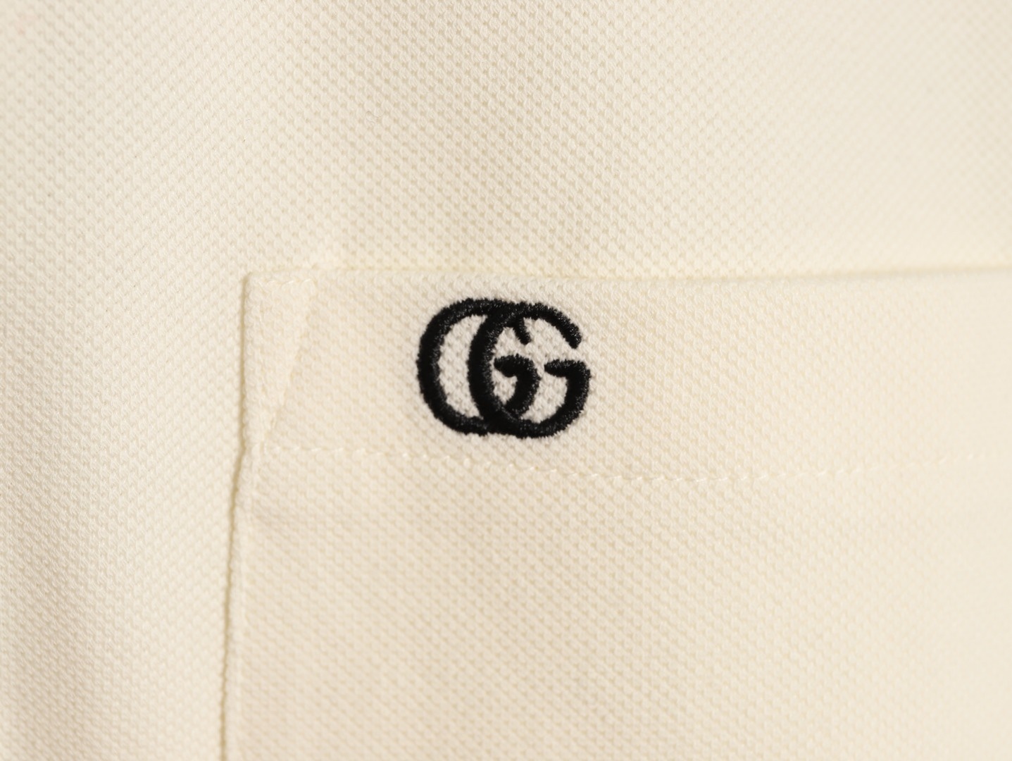 Gucci/古馳 24ss 胸口雙G刺繡Polo短袖
原品購入，採用60支雙股250克重棉氨混紡雙面珠地面料，條紋相間拼色衣領定為雙系統提花定織扁機製成。GG互扣刺繡圖案採用進口田島機器，榻榻米刺繡搭配挨針繡工藝，刺繡非常的飽滿，精細針法綿密，以榻榻米刺繡工藝打底，挨針繡描廓邊緣及字母繡花，層次清晰豐富立體。前胸無明線無散口雙層面筒，袖口縫盤螺紋同為扁機織造，採用TAJIMA進口機台加工，人工手縫領標開背領標帶防偽芯片，紐扣開模天然塔羅貝炭黑刻字牛角扣，三標輔料同步定 制。經典翻領設計