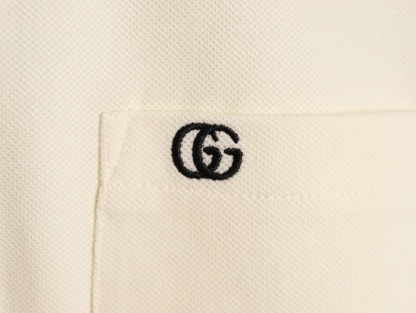 Gucci/古馳 24ss 胸口雙G刺繡Polo短袖
原品購入，採用60支雙股250克重棉氨混紡雙面珠地面料，條紋相間拼色衣領定為雙系統提花定織扁機製成。GG互扣刺繡圖案採用進口田島機器，榻榻米刺繡搭配挨針繡工藝，刺繡非常的飽滿，精細針法綿密，以榻榻米刺繡工藝打底，挨針繡描廓邊緣及字母繡花，層次清晰豐富立體。前胸無明線無散口雙層面筒，袖口縫盤螺紋同為扁機織造，採用TAJIMA進口機台加工，人工手縫領標開背領標帶防偽芯片，紐扣開模天然塔羅貝炭黑刻字牛角扣，三標輔料同步定 制。經典翻領設計