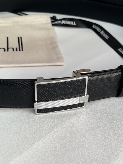 登喜路（Dunhill）是一家英國倫敦的男士奢侈品牌。皮帶以其精湛的工藝和經典的設計，成為男士配飾中的精品。皮帶的質感好、耐用性強，商務休閒百搭款！