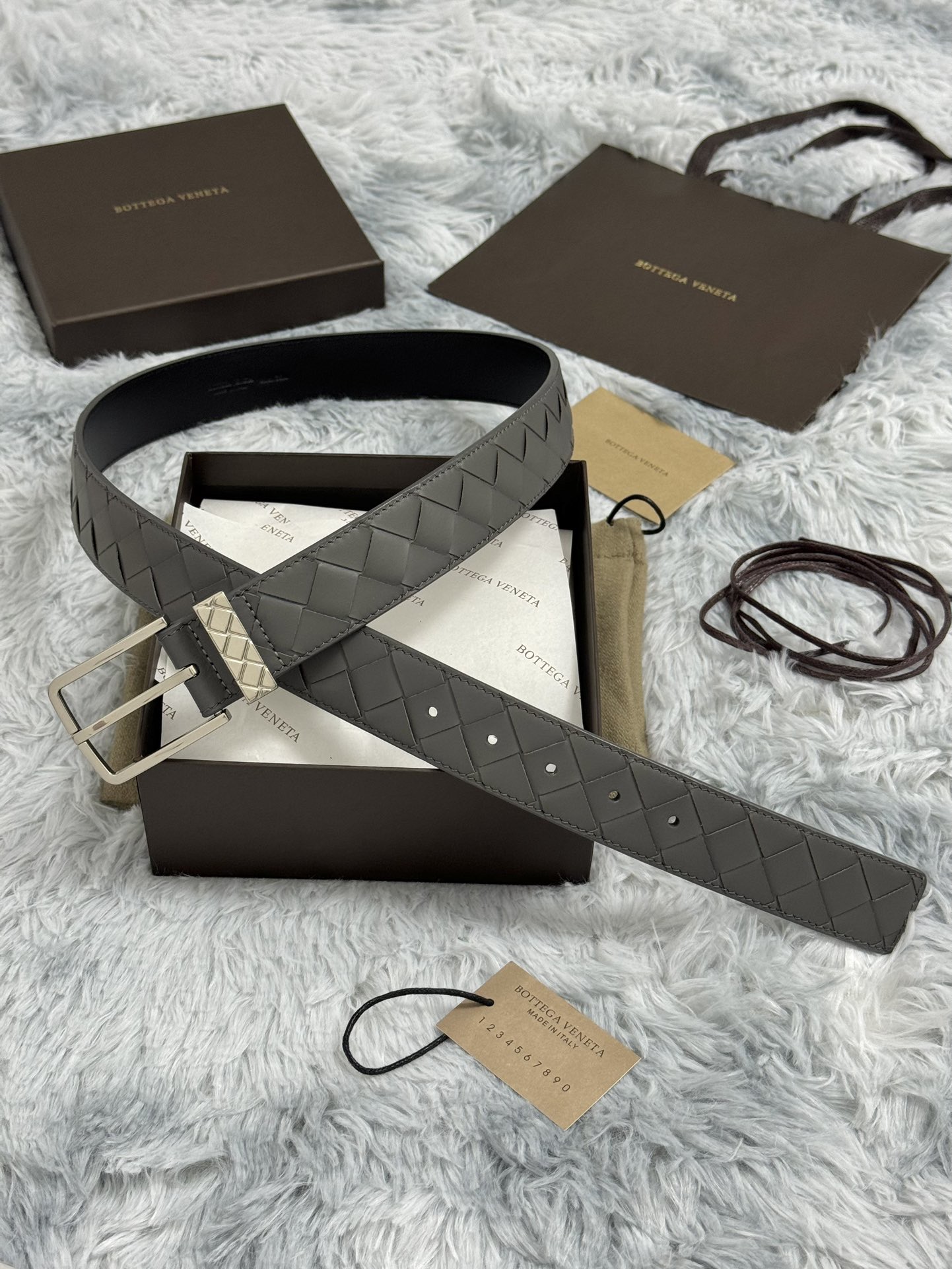 BOTTEGA VENETA   3.5cm   
手工編織牛皮經典之作
每個細節都體現出至高的品味和格調
整體造型增添優雅韻味  
低調奢華的典範
優雅迷人氣息
精緻的手工藝製作