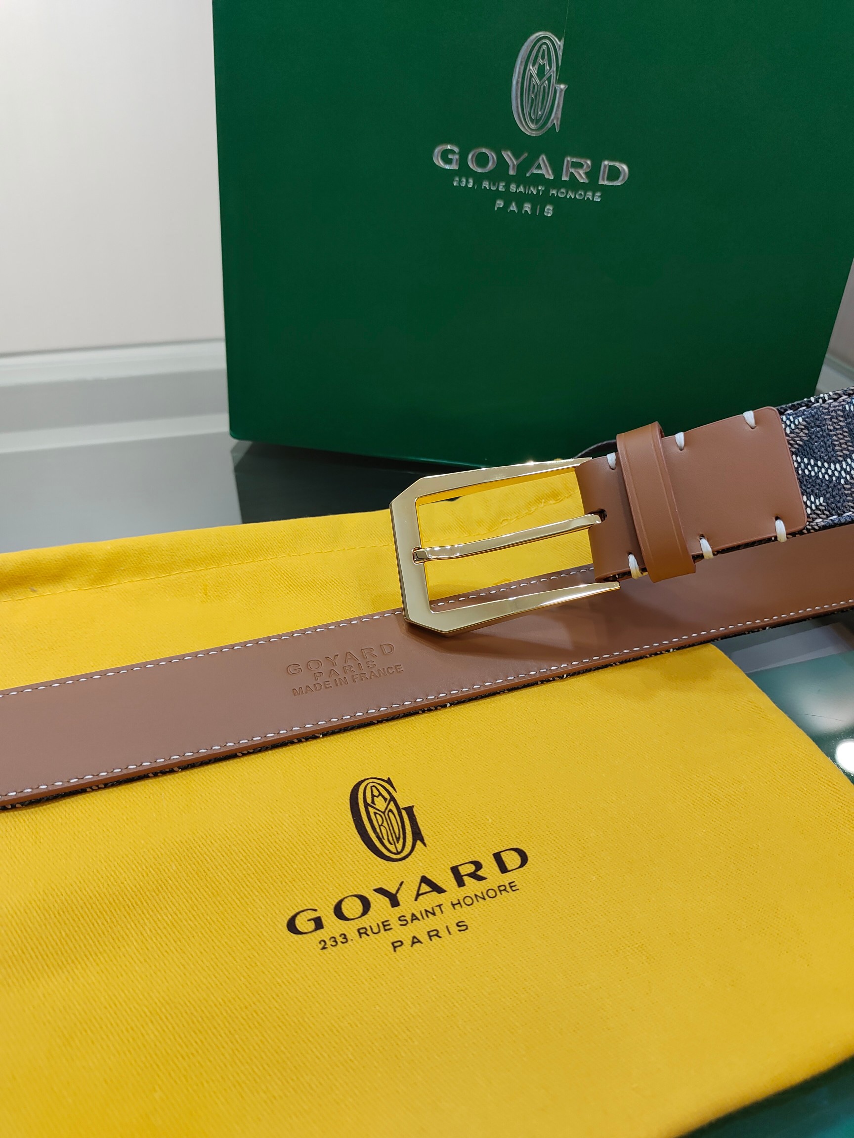
Goyard(戈雅)腰帶源於法國奢侈品牌，設計風格簡約低調，腰帶身有標誌性帆布搭配進口頭層牛皮，腰帶扣採用簡約精品鋼扣，延續品牌的低調奢華，帶身寬度3.4CM，適用商務休閒日常佩戴。