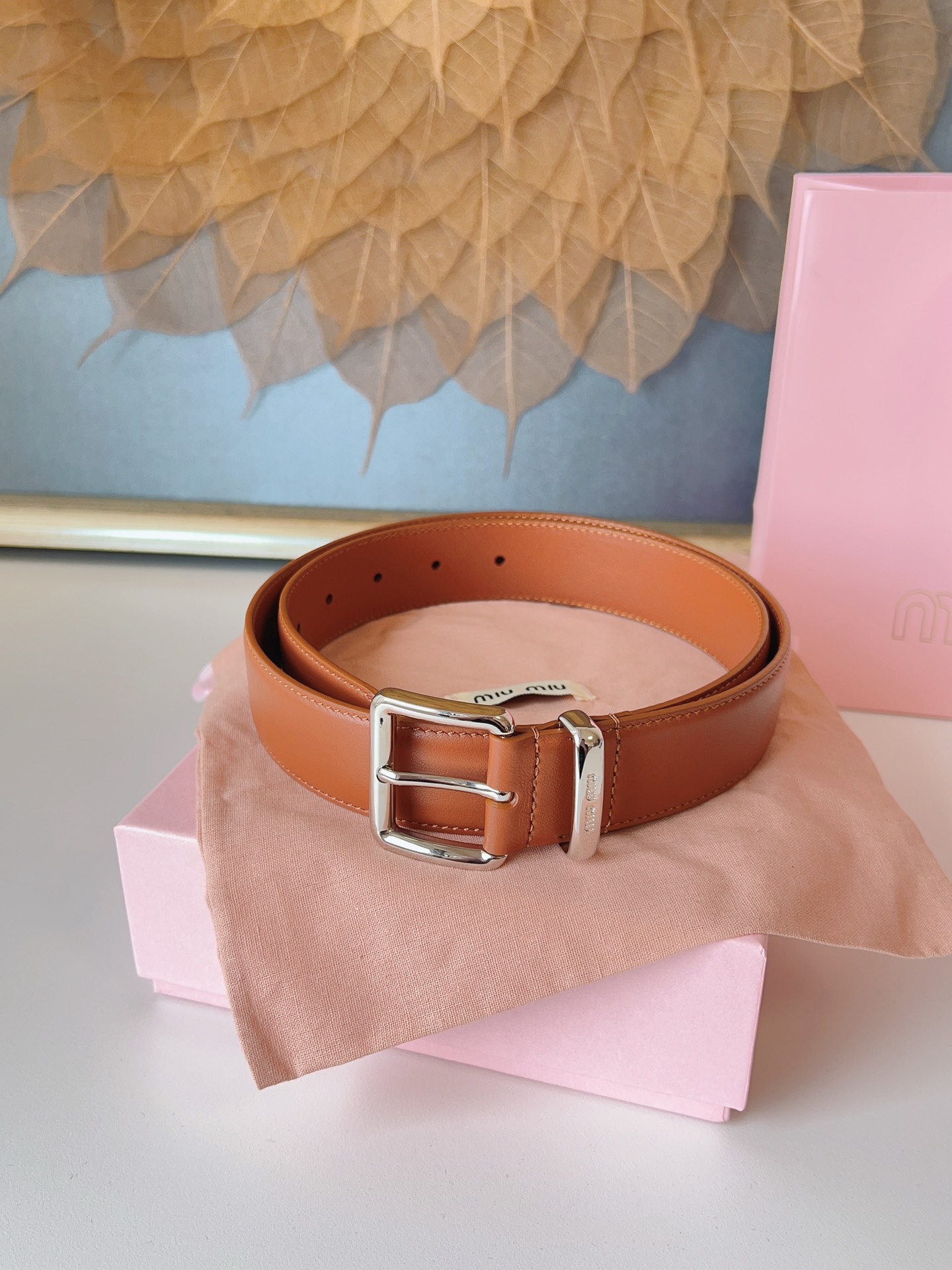 这款皮革腰帶設計簡約而優雅，腰帶環伴以Miu Miu徽標。雙面進口小牛皮 金屬搭扣 腰帶環飾激光雕刻徽標 寬度: 3.5cm
