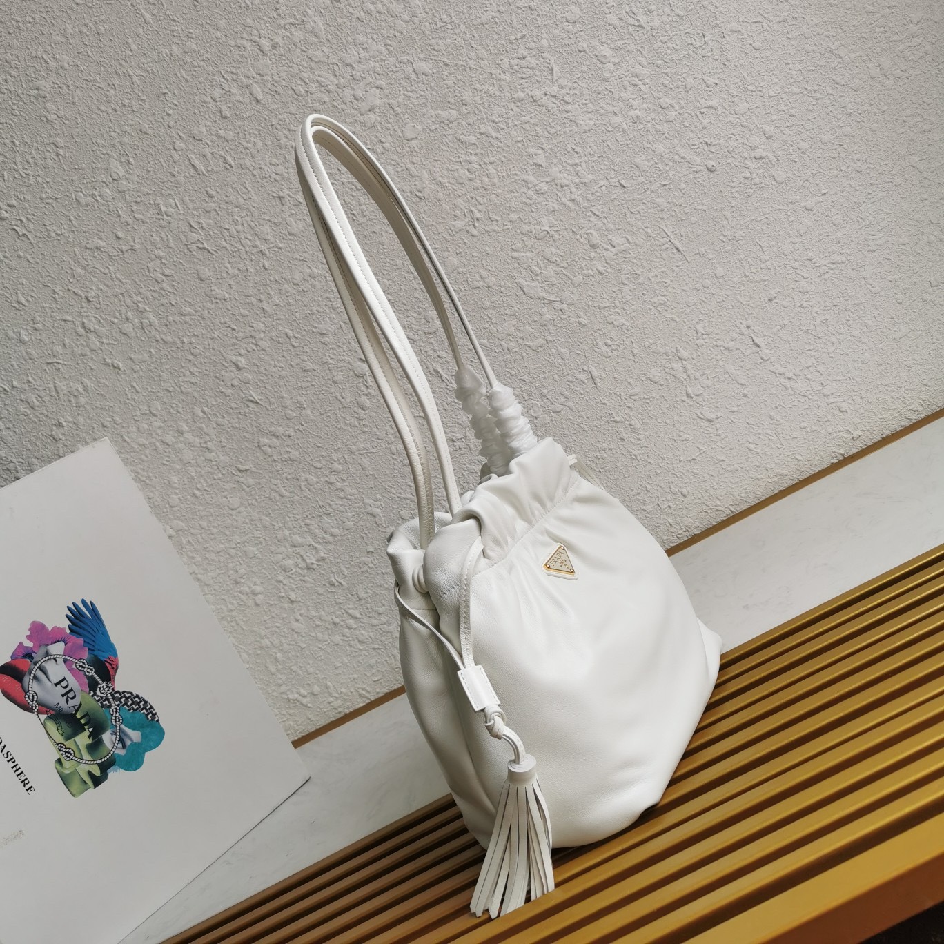 【 原單】P家🌹🎉新款福袋包🎉1BG541小羊皮🎉🎉這款福袋包採用進口小羊皮，袋口為抽繩加兩邊流梳設計，顯得整個包格外時尚又輕便又休閒，袋口為磁扣開合，內配有拉鍊和口袋，上身效果非常漂亮，女士們，趕緊入手吧，又是一款永久了過時爆款🎉🎉尺寸：長24x高25x底11cm🎉