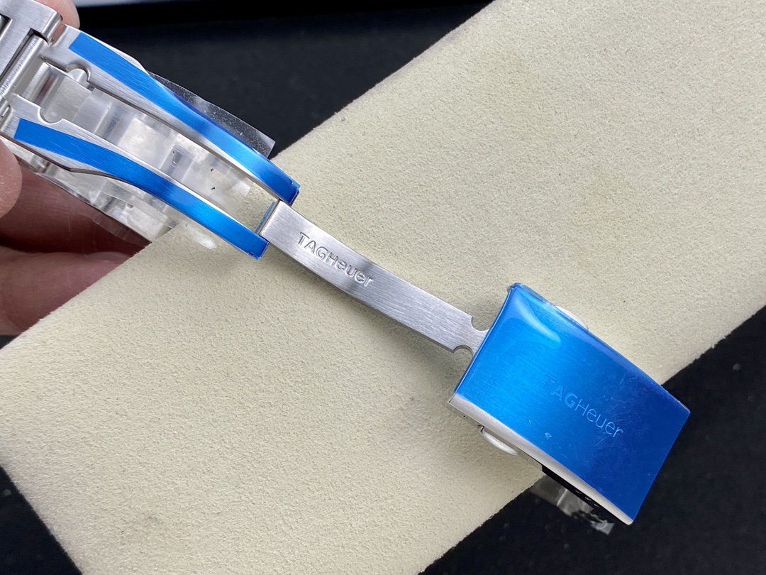 TAR年末巨獻——超級泰格豪雅系列腕表，正裝休閒兩不誤、小眾而不平庸、穩重而不失靈動，通勤的最佳首選腕表。全系均採用原裝數據打造、配件可以和原廠互換，頂級打磨 超強夜光 防水性能高達100米，超原單品質 誠意滿滿 並搭載原裝sw200機芯，歡迎品鑒！