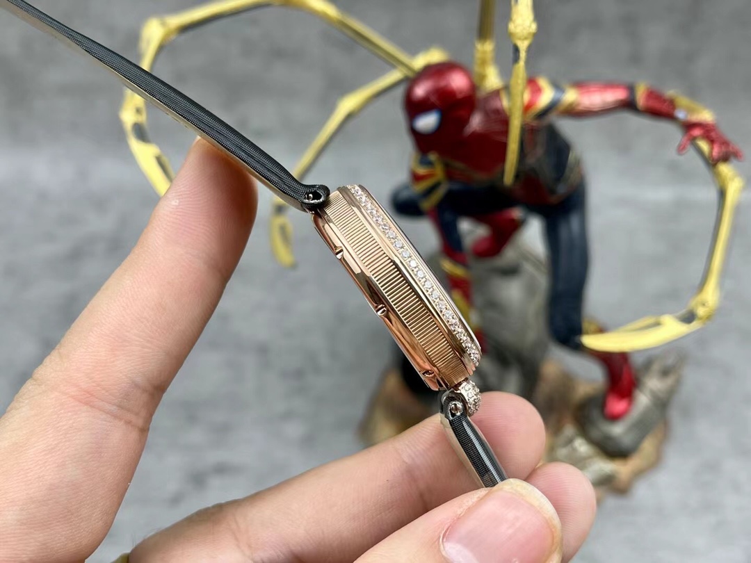 [玫瑰][玫瑰]最強 升級版 頂級 復刻女款 寶璣那不勒斯皇后系列，
【表殼】腕表尺寸分別為中號36.5x28.5毫米 
鵝卵形表殼高雅大氣，表殼外緣飾有錢幣紋。表圈和表殼周圍鑲嵌共117顆施華洛水晶（約0.99克拉）。表冠處鑲有一顆梨形晶石（約0.26克拉）
【精彩細節】
1.與原裝吻合，在表殼背部均打有貴金屬標識，效果清晰工整，彰顯腕表檔次。2.穹面玻璃，從側面看不僅有魚眼效果，還能折射鑽石帶來的璀璨光芒，更顯腕表高貴血統。
3.為了達到原裝K金質量的手感，調試了表殼內部結構的配重，做到重量與原版如出