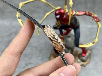 [玫瑰][玫瑰]最強 升級版 頂級 復刻女款 寶璣那不勒斯皇后系列，
【表殼】腕表尺寸分別為中號36.5x28.5毫米 
鵝卵形表殼高雅大氣，表殼外緣飾有錢幣紋。表圈和表殼周圍鑲嵌共117顆施華洛水晶（約0.99克拉）。表冠處鑲有一顆梨形晶石（約0.26克拉）
【精彩細節】
1.與原裝吻合，在表殼背部均打有貴金屬標識，效果清晰工整，彰顯腕表檔次。2.穹面玻璃，從側面看不僅有魚眼效果，還能折射鑽石帶來的璀璨光芒，更顯腕表高貴血統。
3.為了達到原裝K金質量的手感，調試了表殼內部結構的配重，做到重量與原版如出